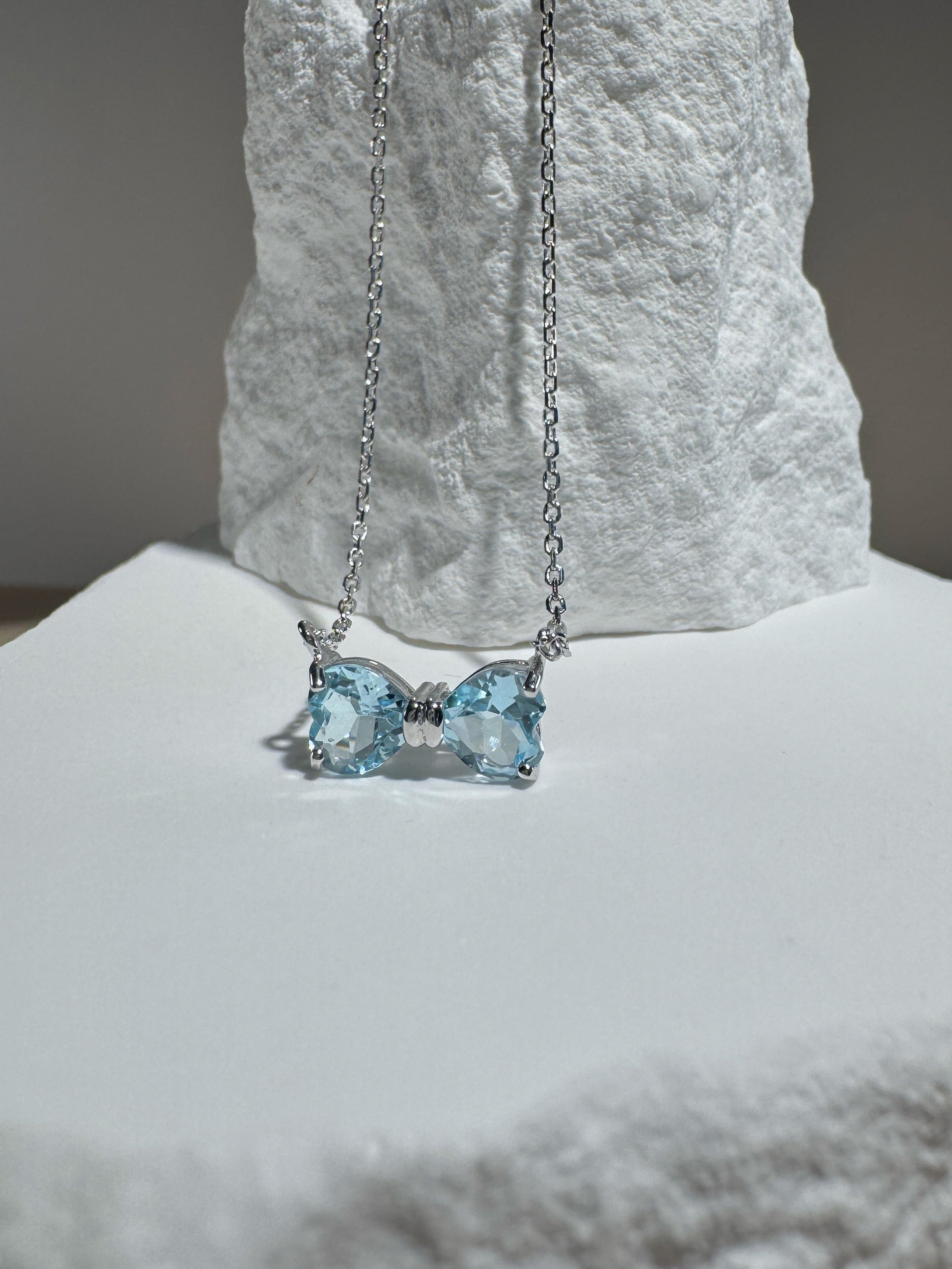 Blauer Topas Halskette „Bow“