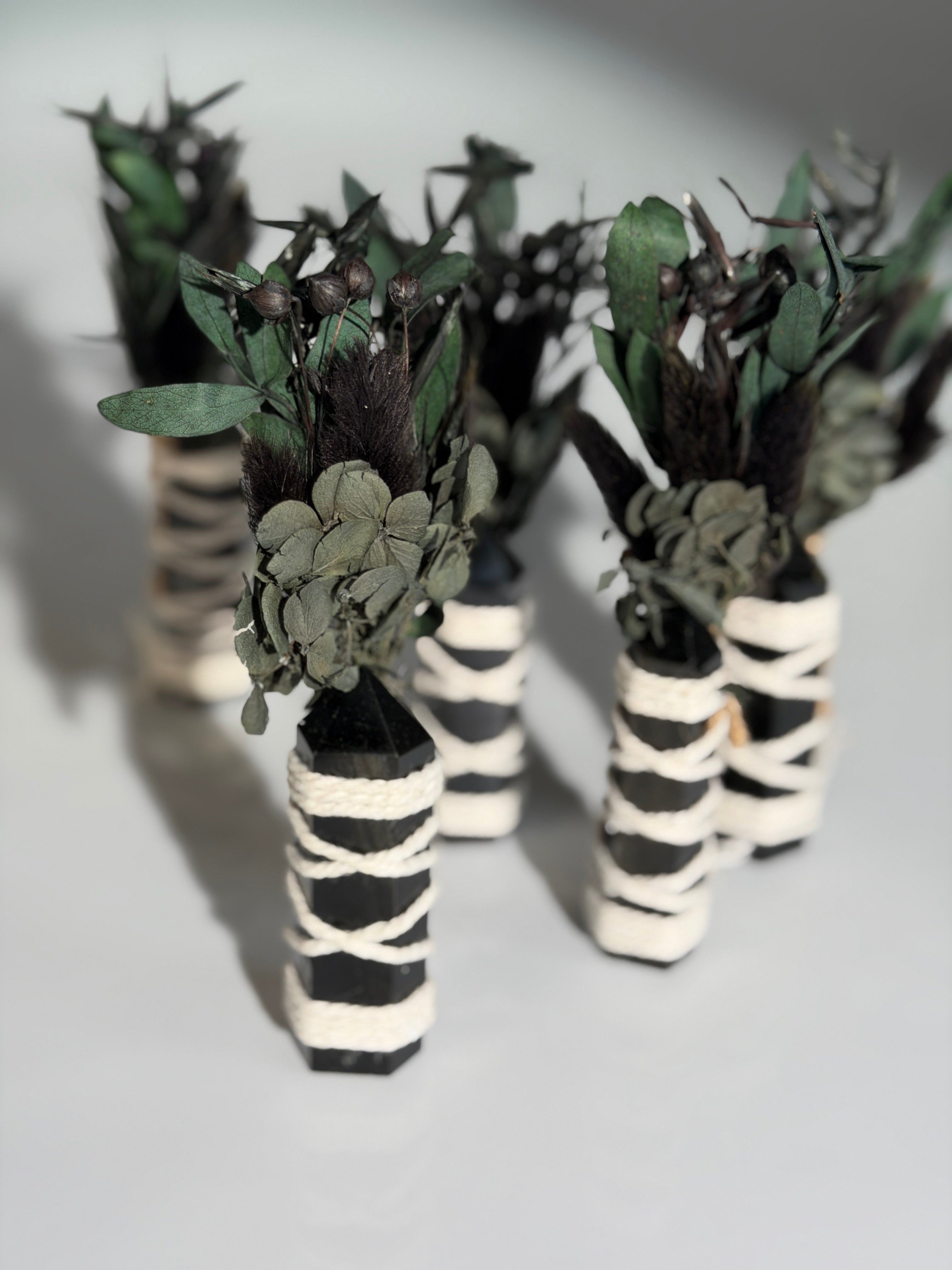 Obsidian Turm mit Trockenblumen