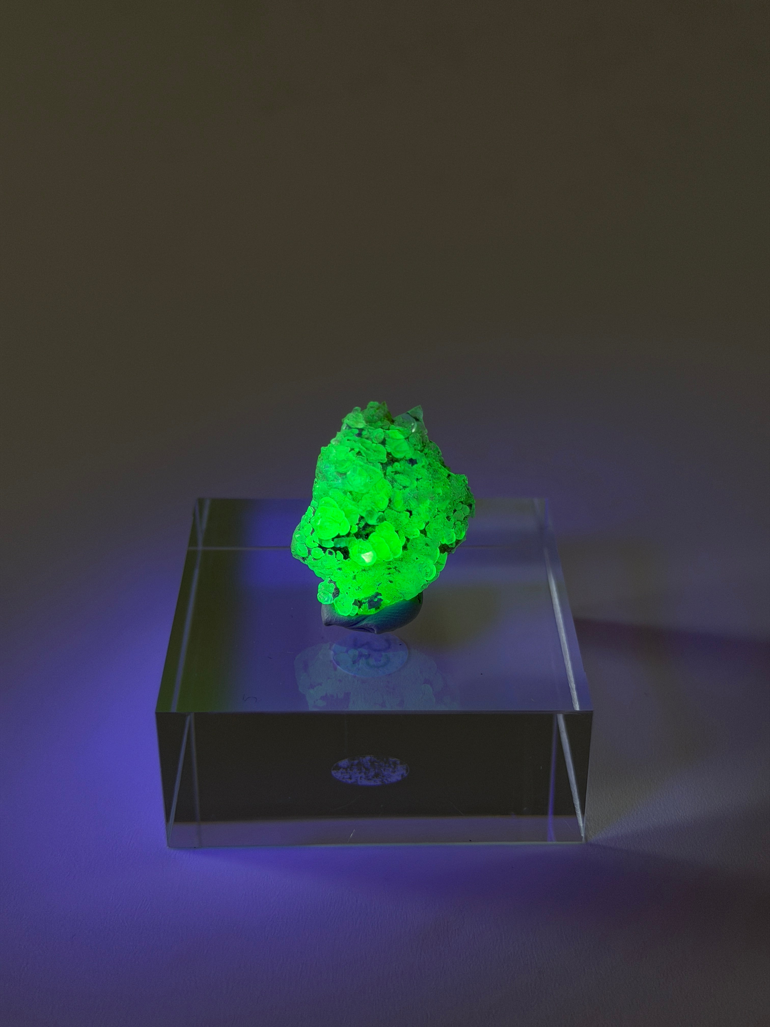 Hyalit Opal | starke UV-Reaktion | Medium