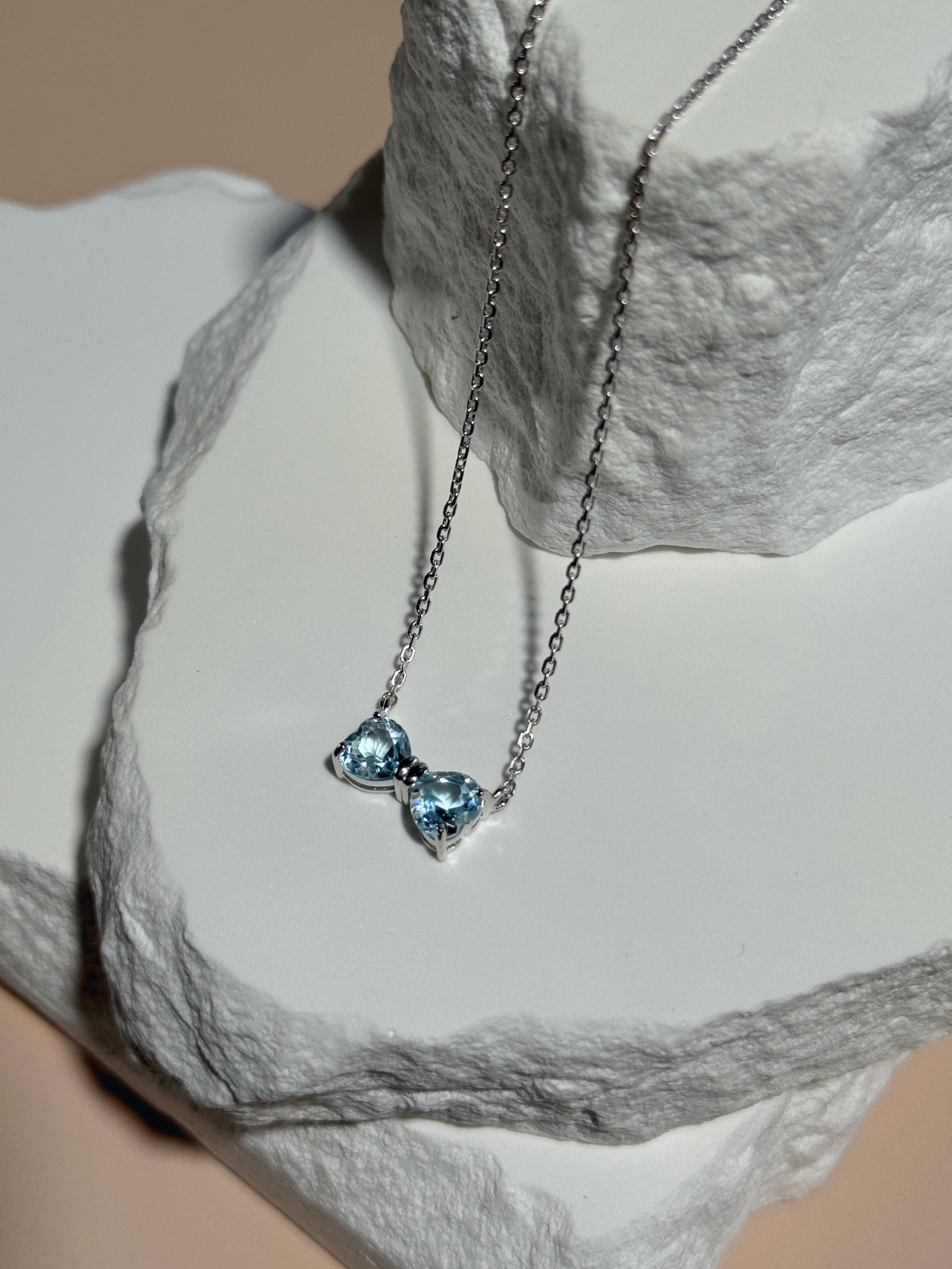 Blauer Topas Halskette „Bow“