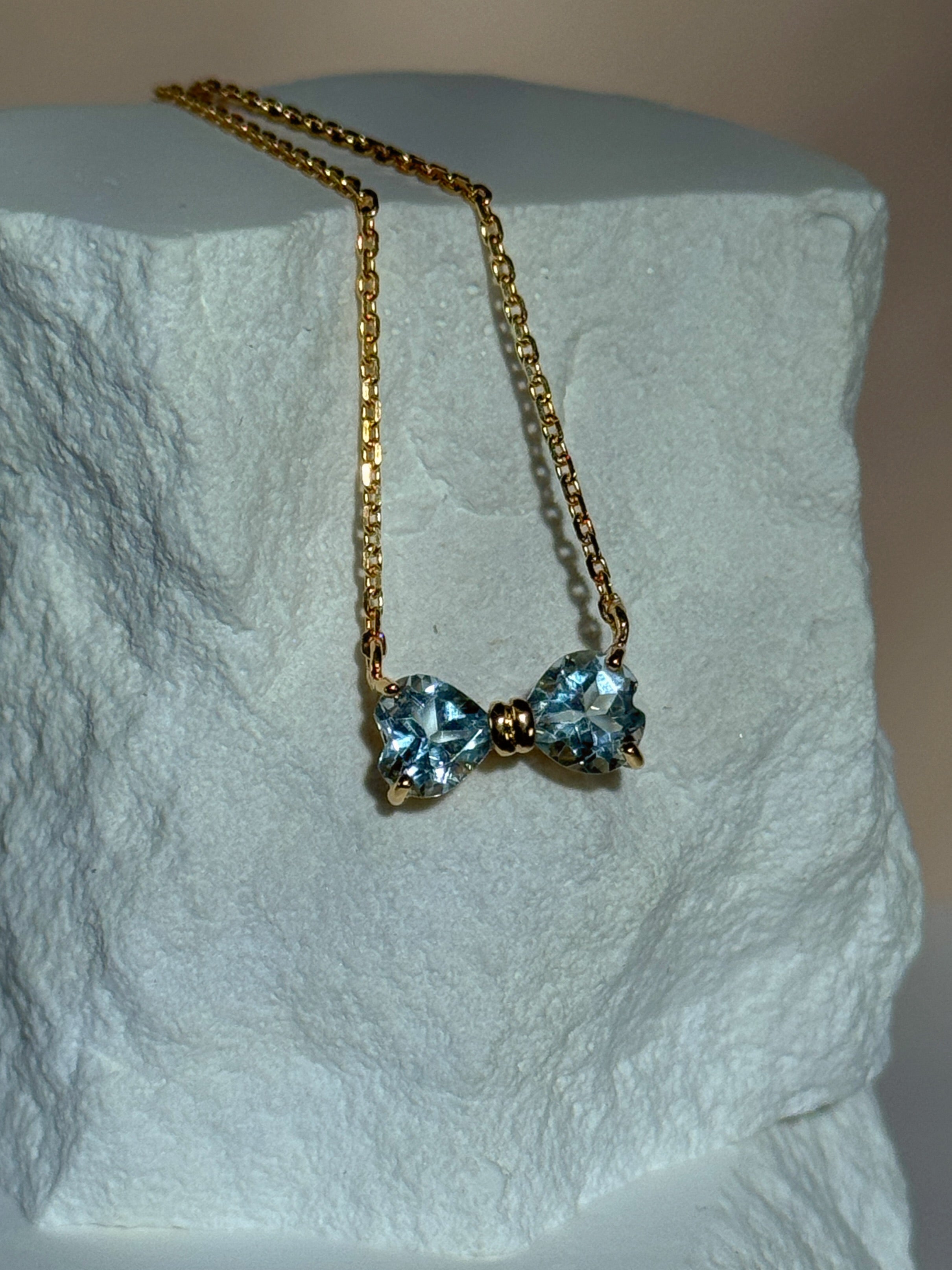 Blauer Topas Halskette „Bow“ - Gold