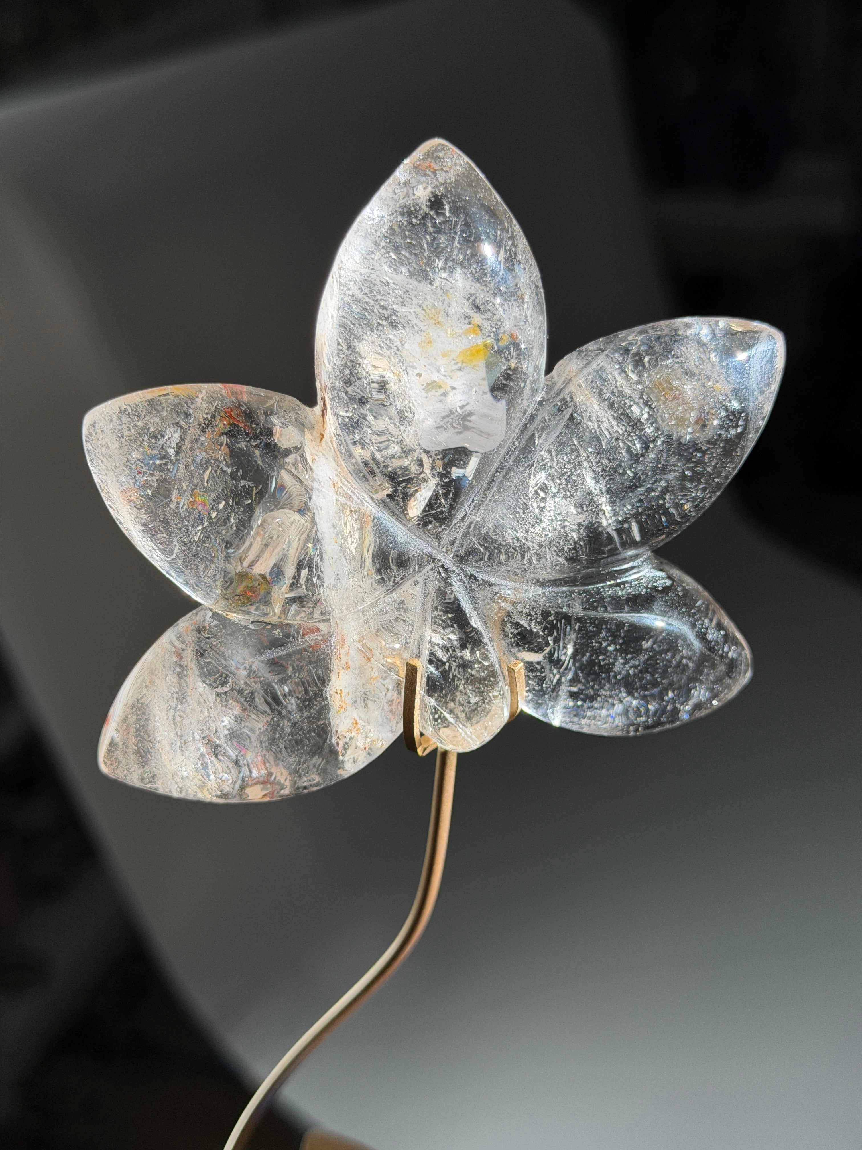 Bergkristall Lotusblüte auf goldener Halterung