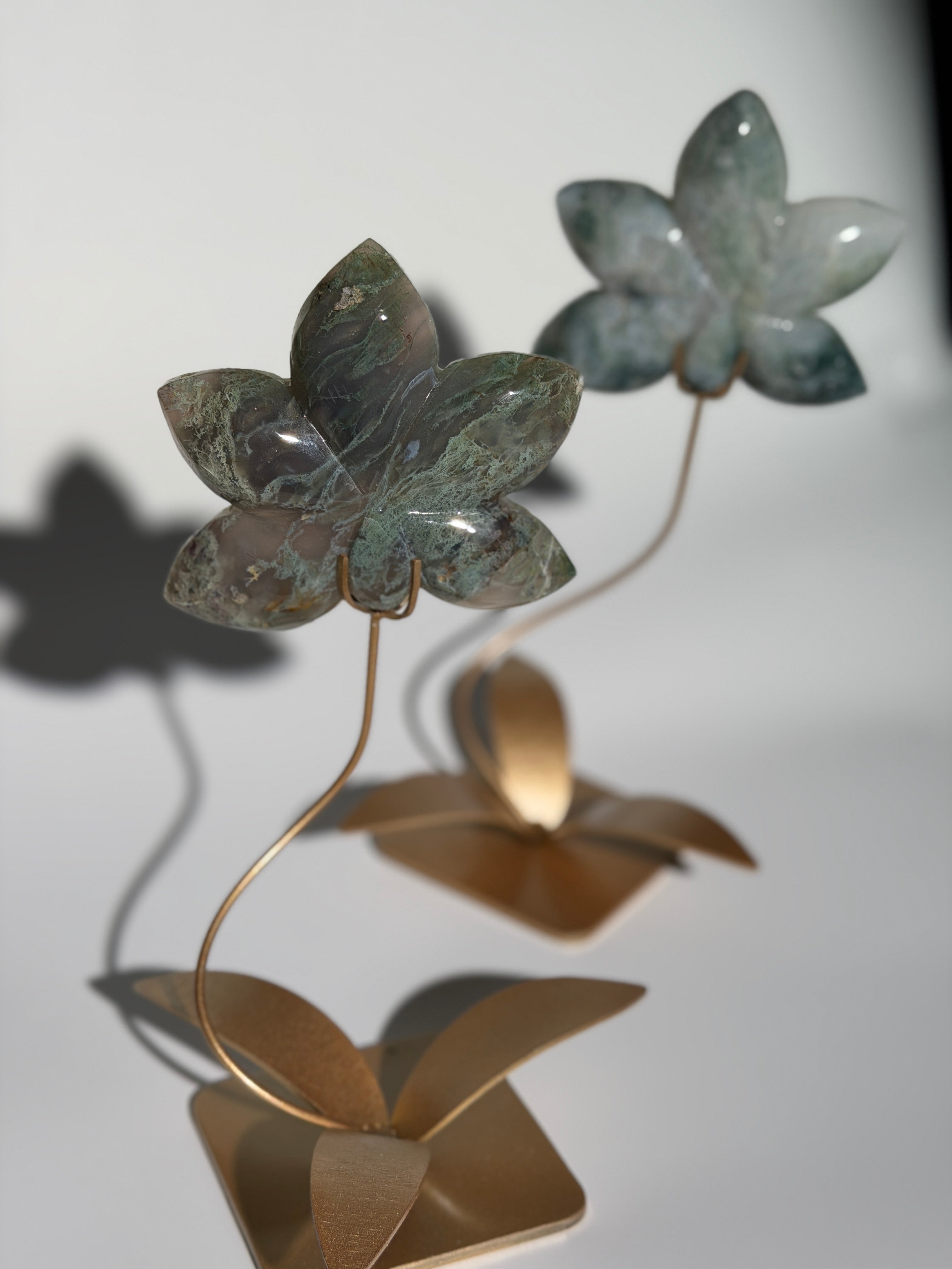 Moosachat Lotusblüte auf goldener Halterung