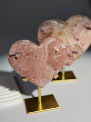 Pink Amethyst Herz auf goldener Halterung