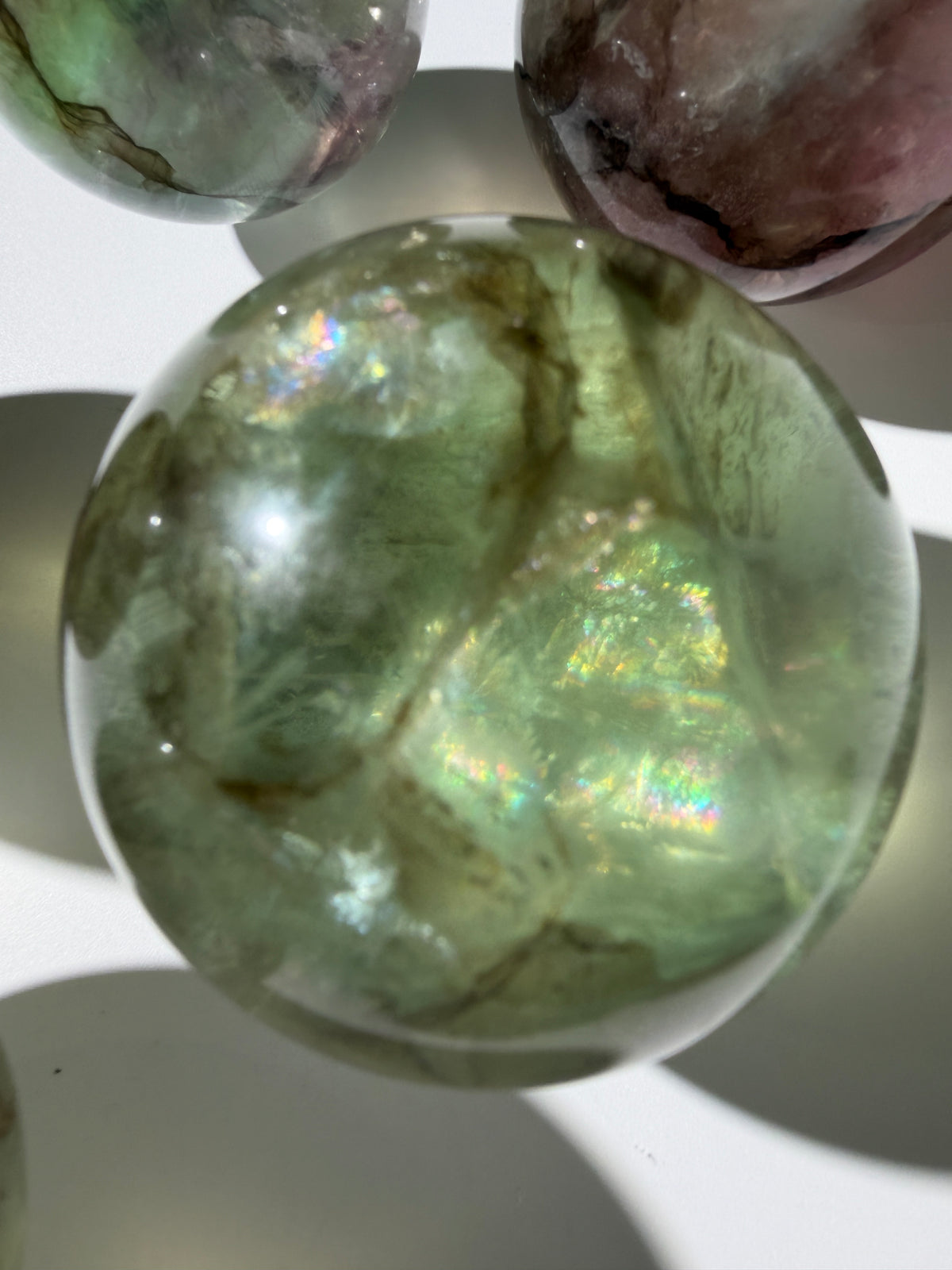 Mystic Forest Fluorit Kugel mit Regenbögen
