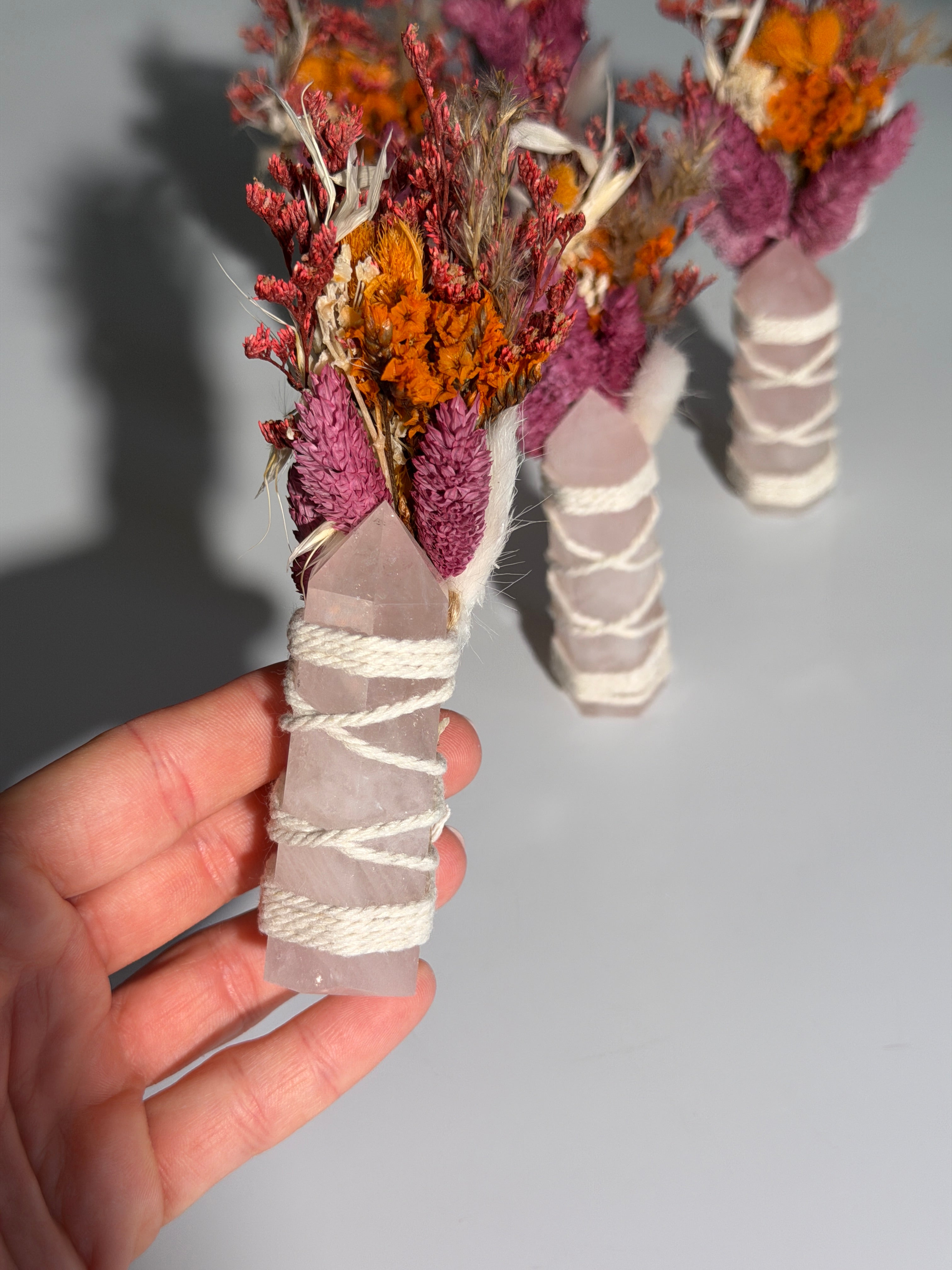 Rosenquarz Turm mit Trockenblumen