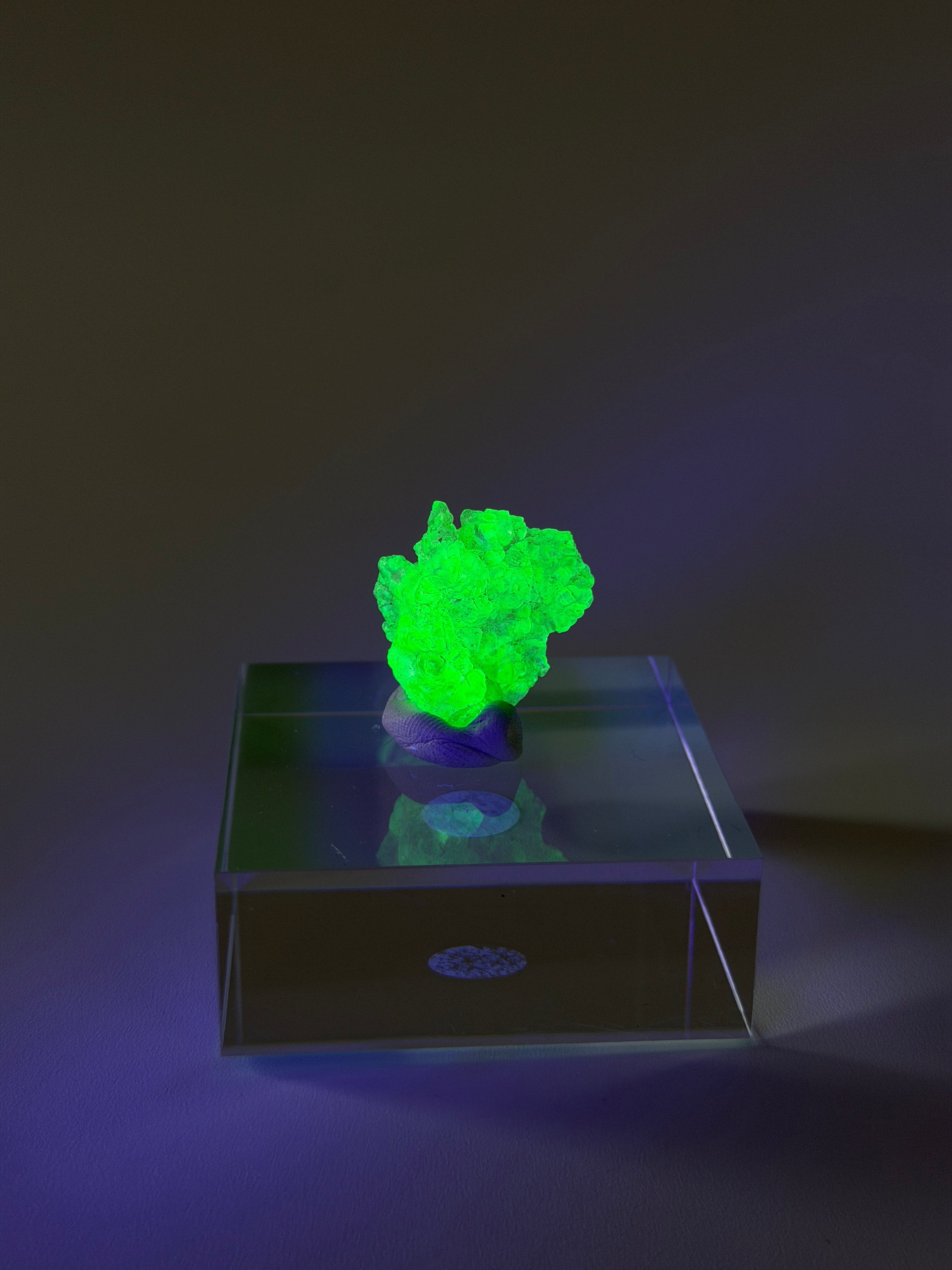 Hyalit Opal | starke UV-Reaktion | small