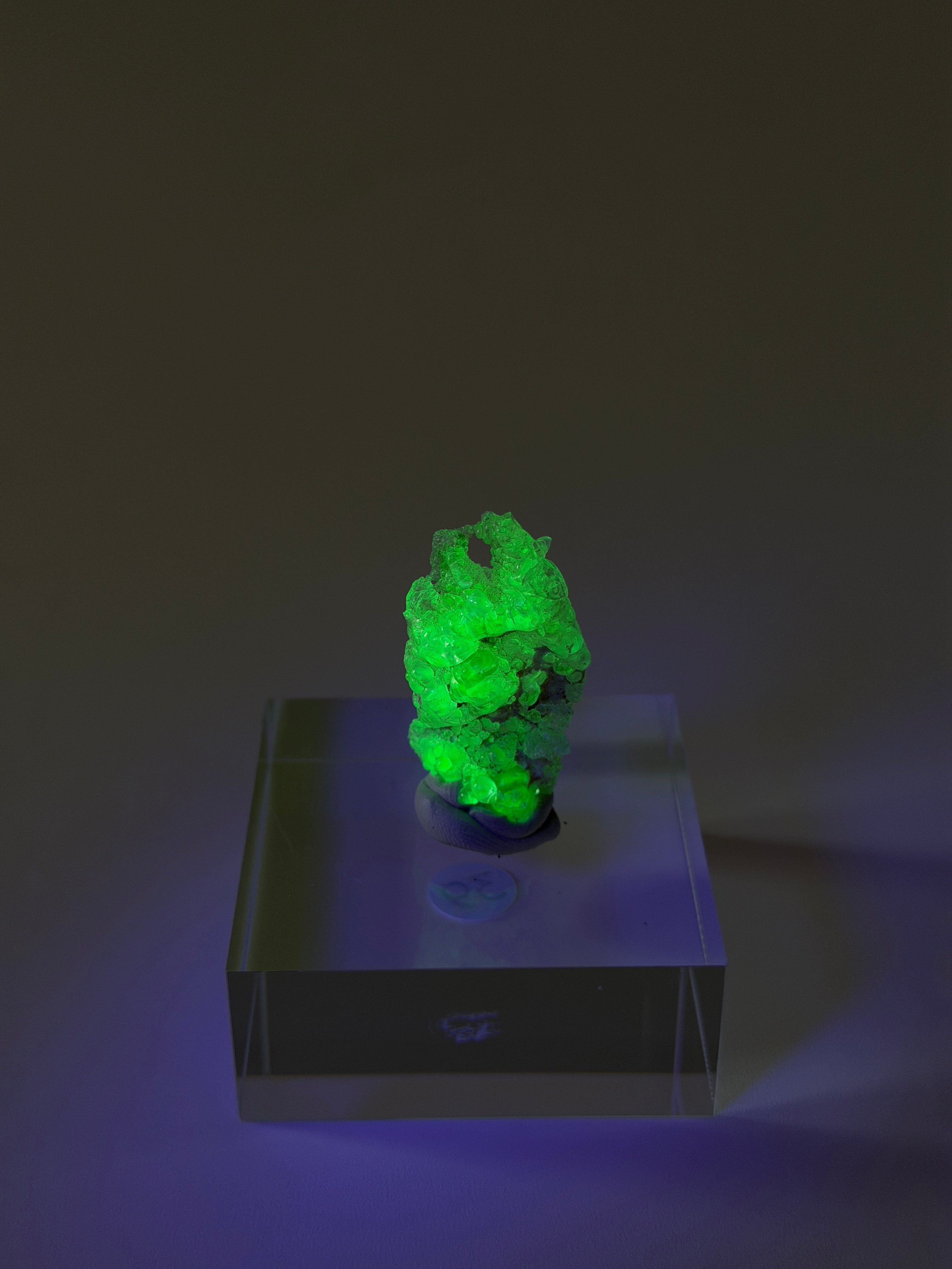 Hyalit Opal | starke UV-Reaktion | Medium