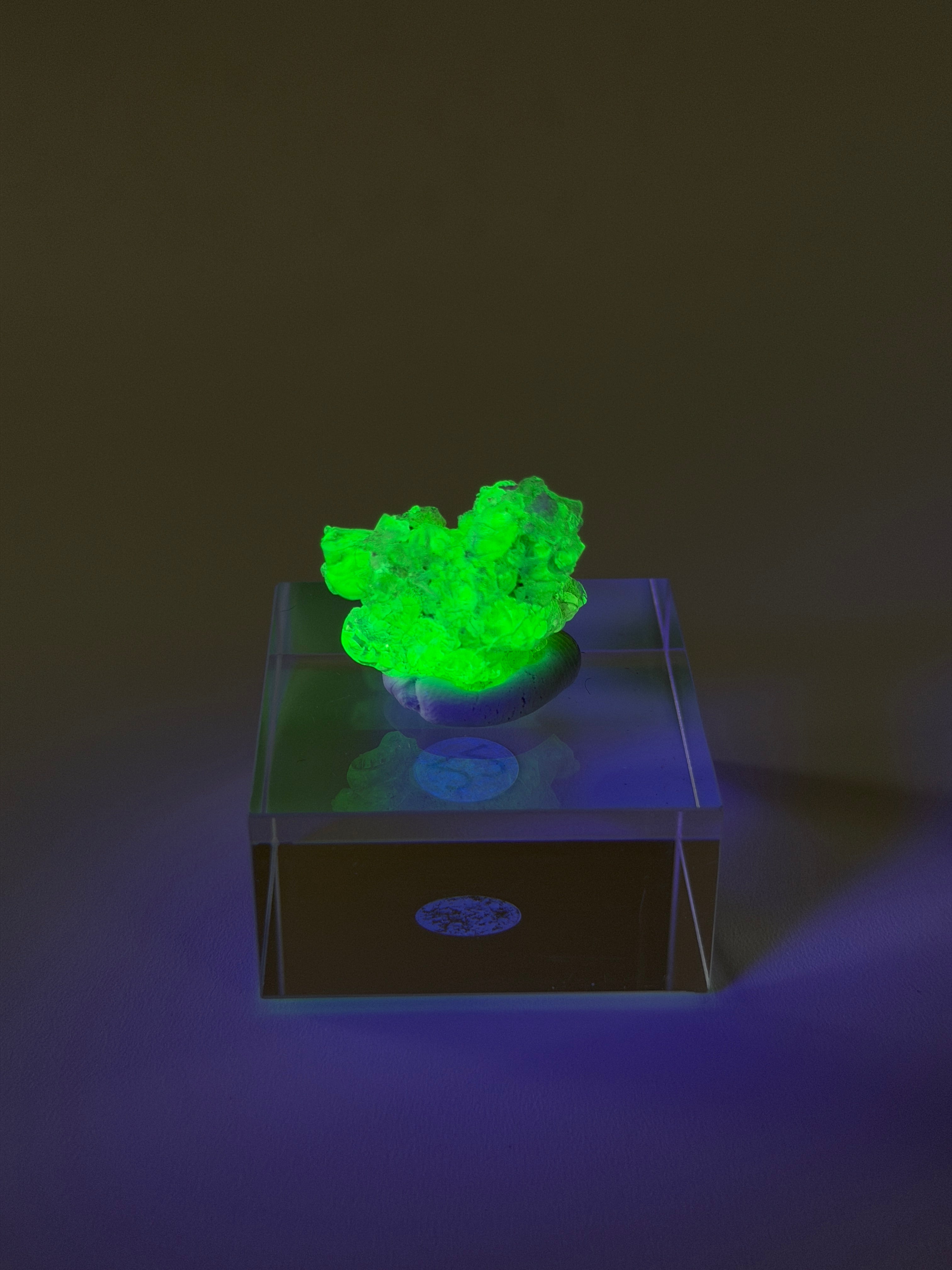 Hyalit Opal | starke UV-Reaktion | small