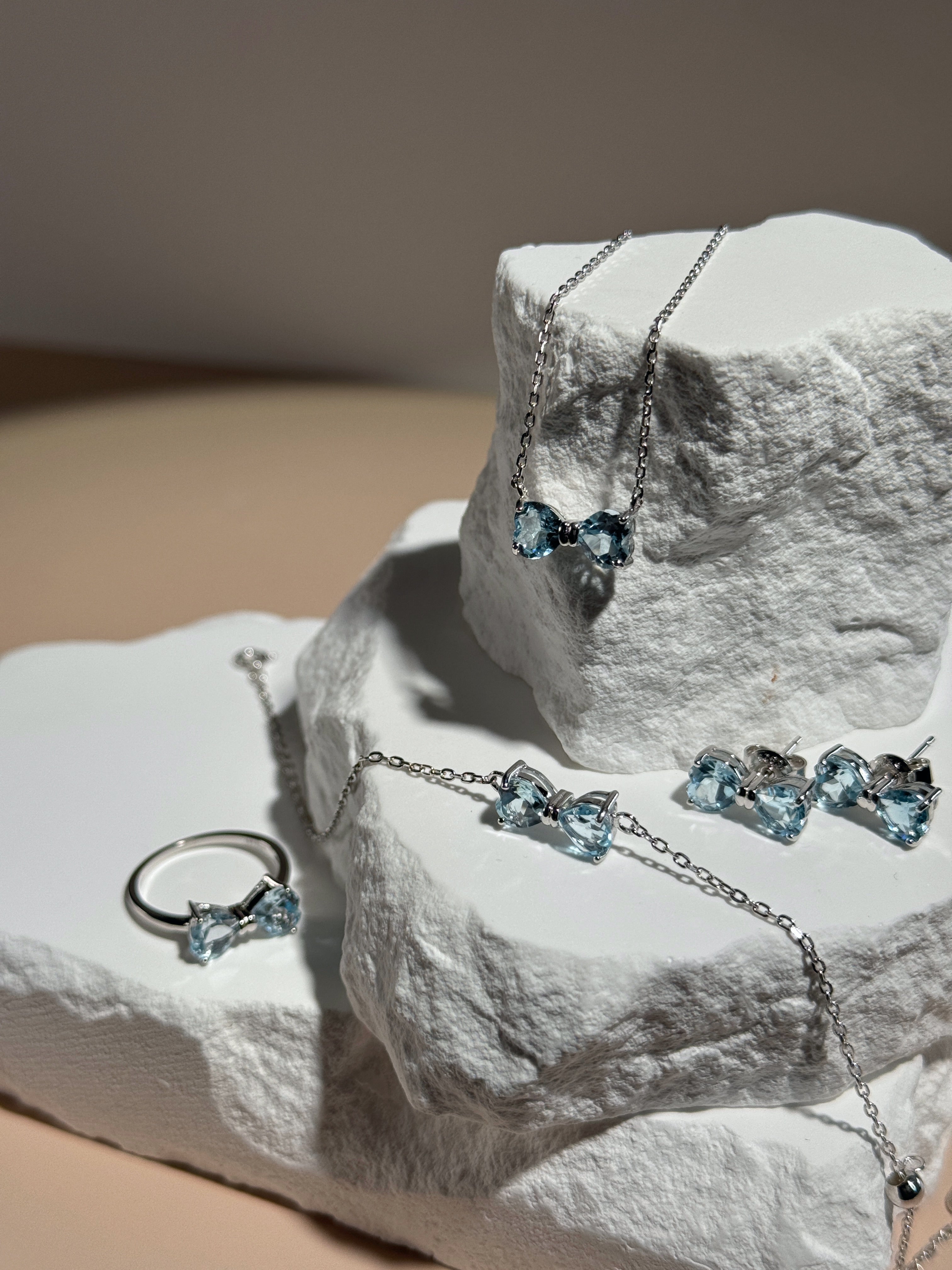 Blauer Topas Ring „Bow“