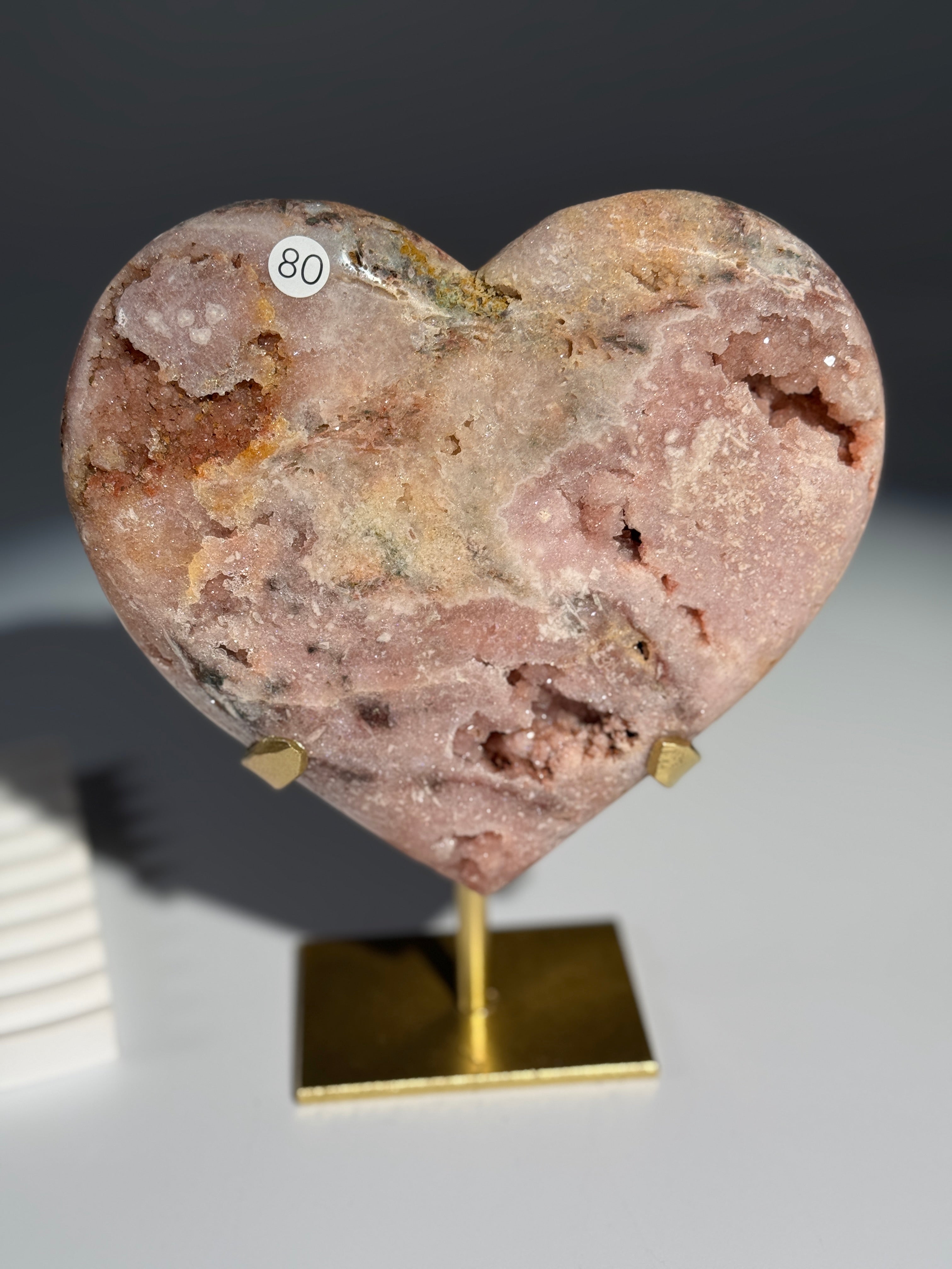 Pink Amethyst Herz auf goldener Halterung