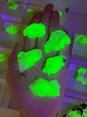 Hyalit Opal | starke UV-Reaktion | Medium