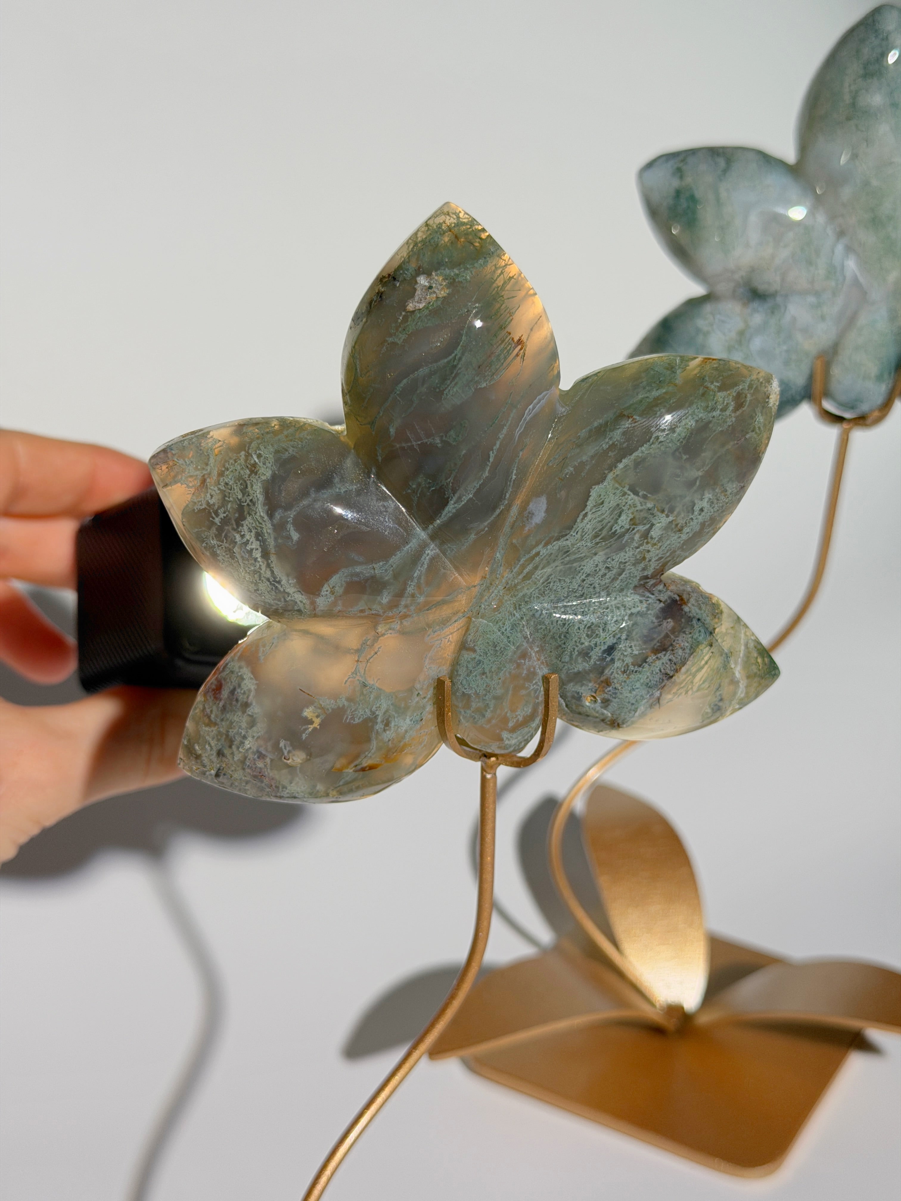 Moosachat Lotusblüte auf goldener Halterung