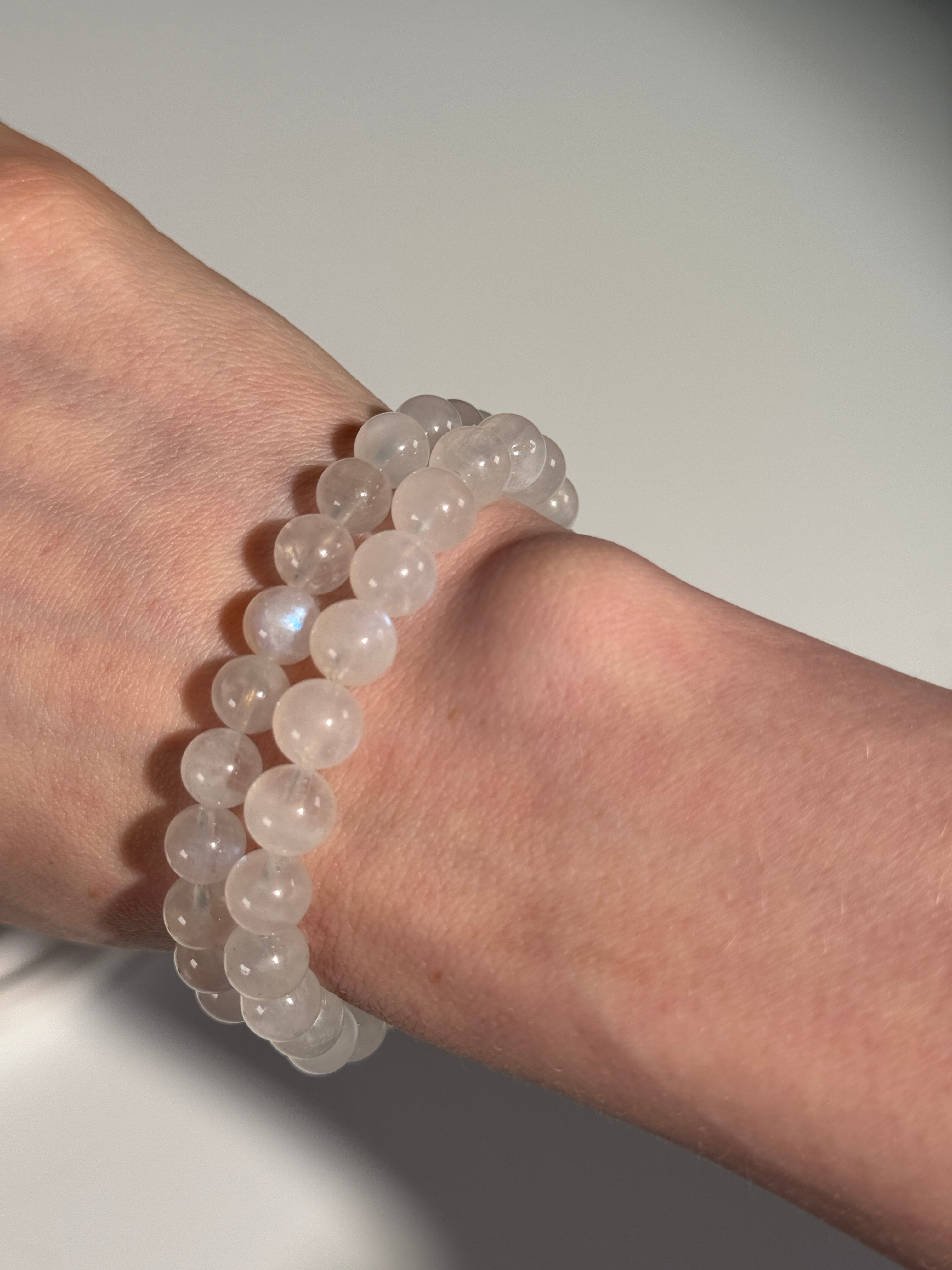 Weißer Labradorit / Mondstein Kugelarmband