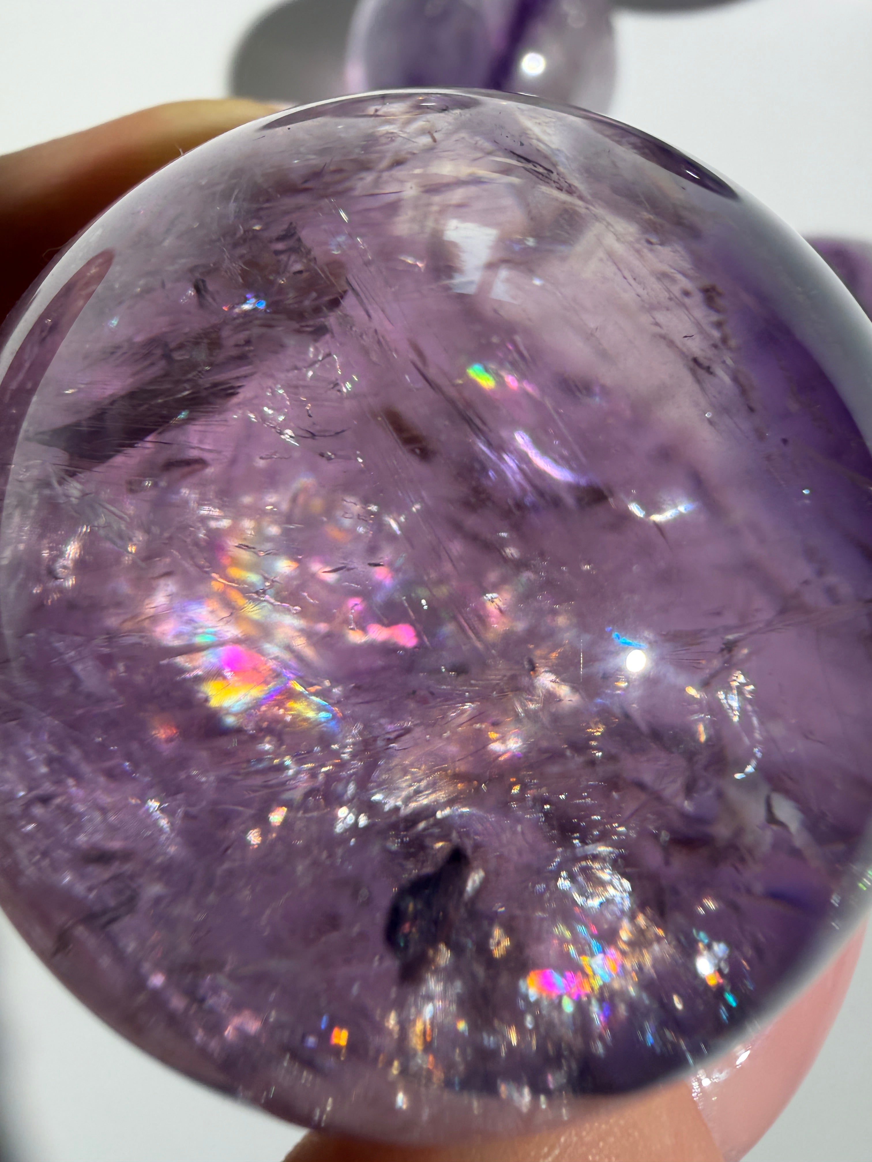 Glassy Amethyst Kugel mit Regenbögen