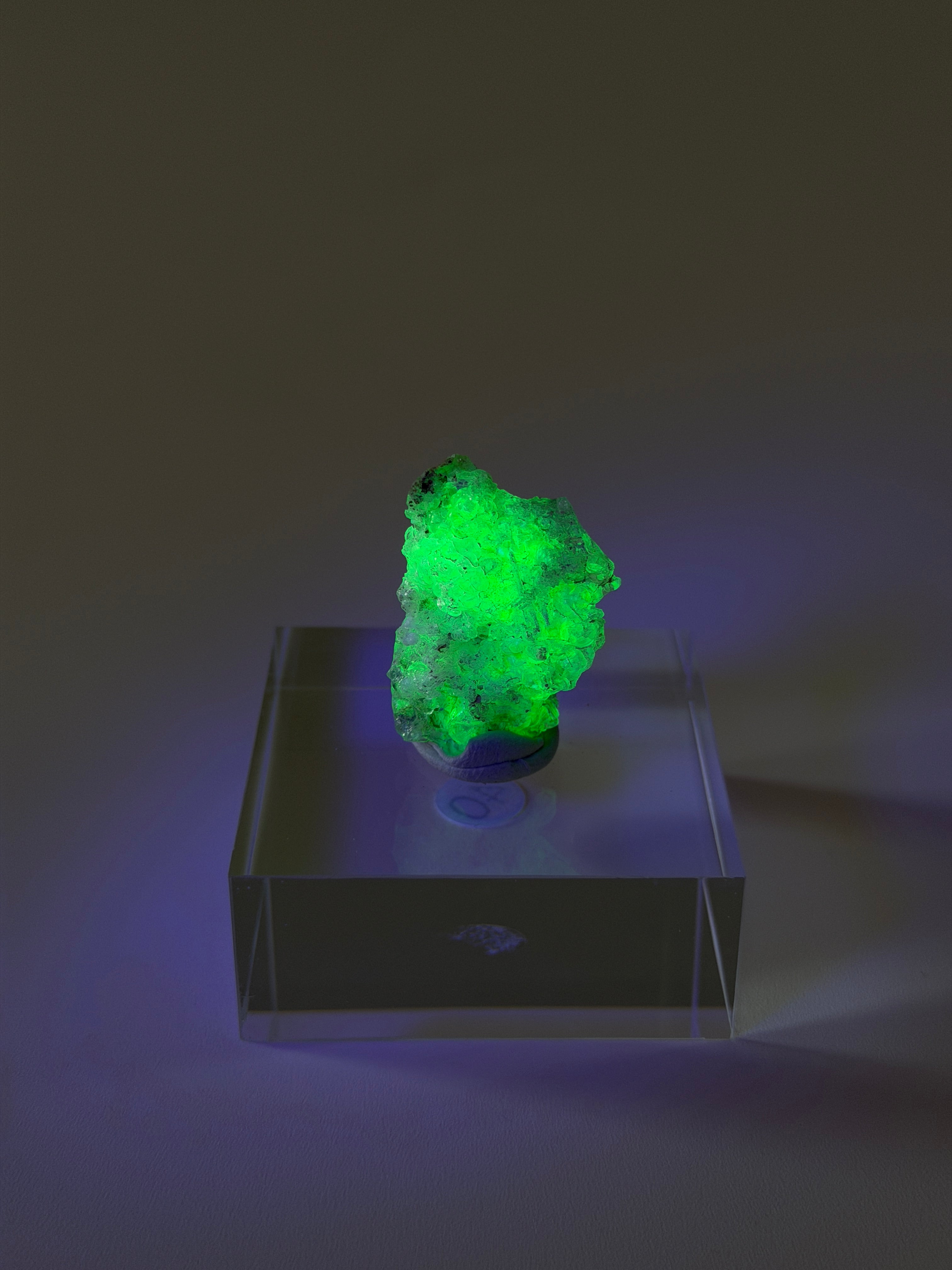 Hyalit Opal | starke UV-Reaktion | Medium
