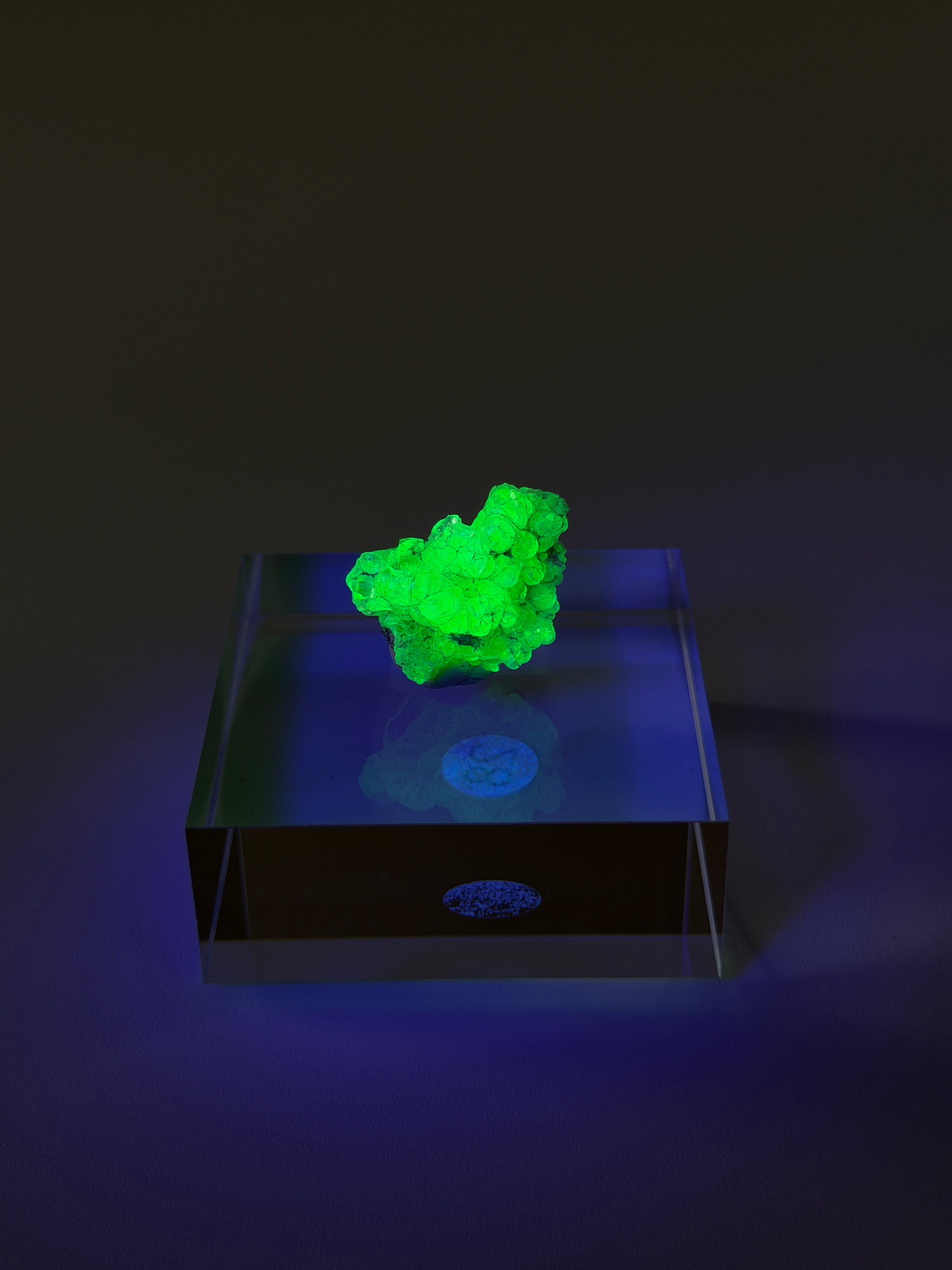 Hyalit Opal | starke UV-Reaktion | small