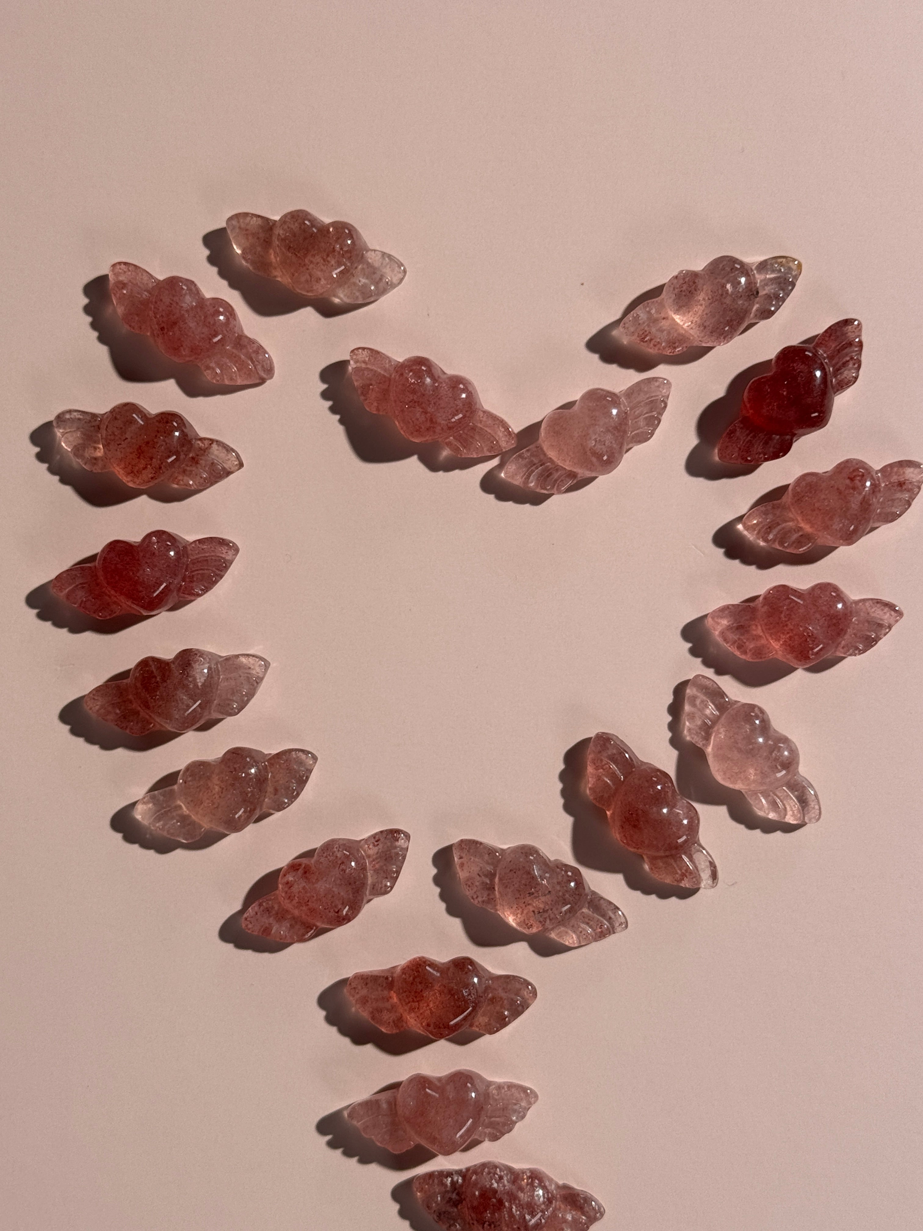 Erdbeerquarz Herzchen mit Flügeln