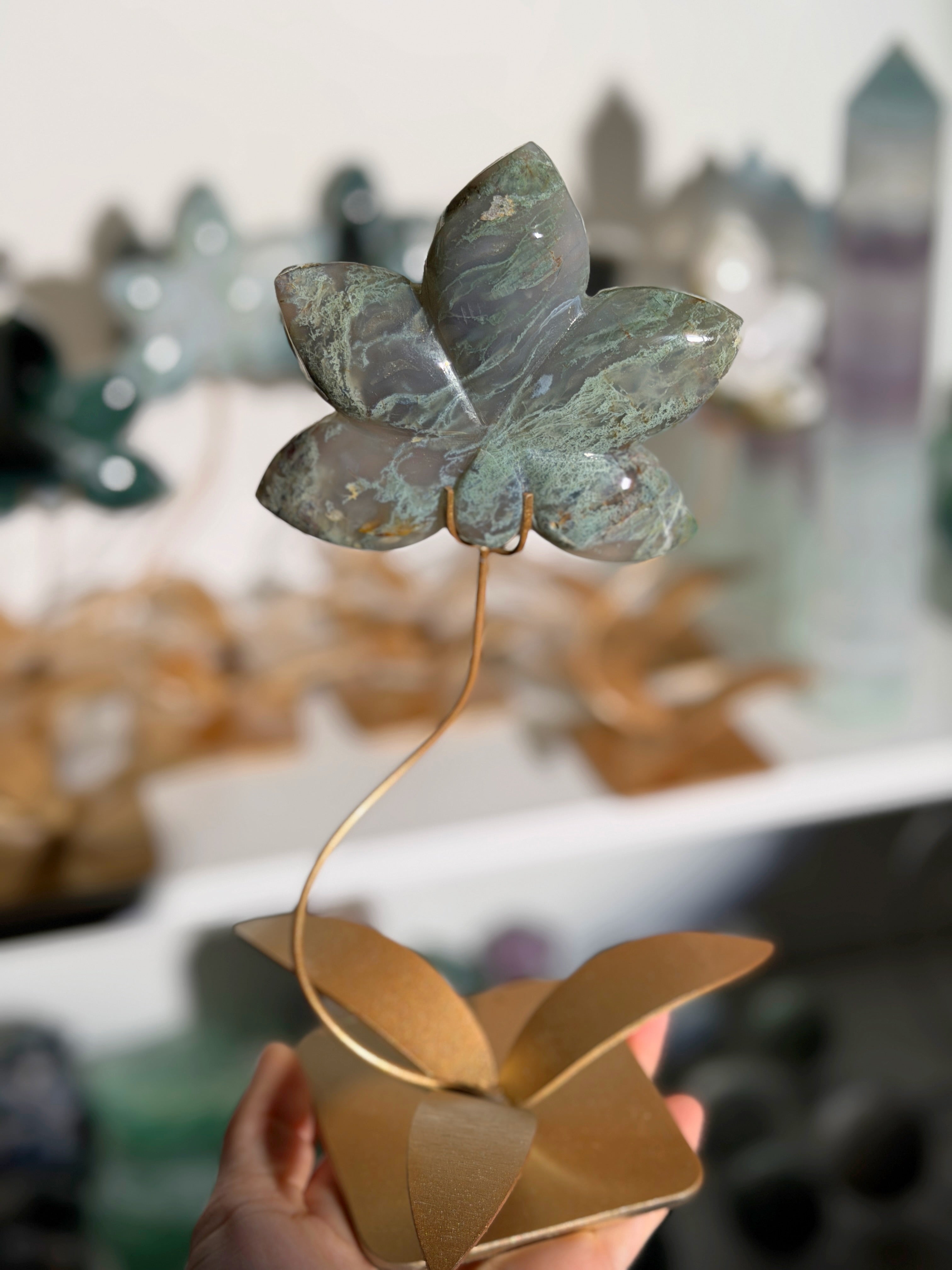 Moosachat Lotusblüte auf goldener Halterung