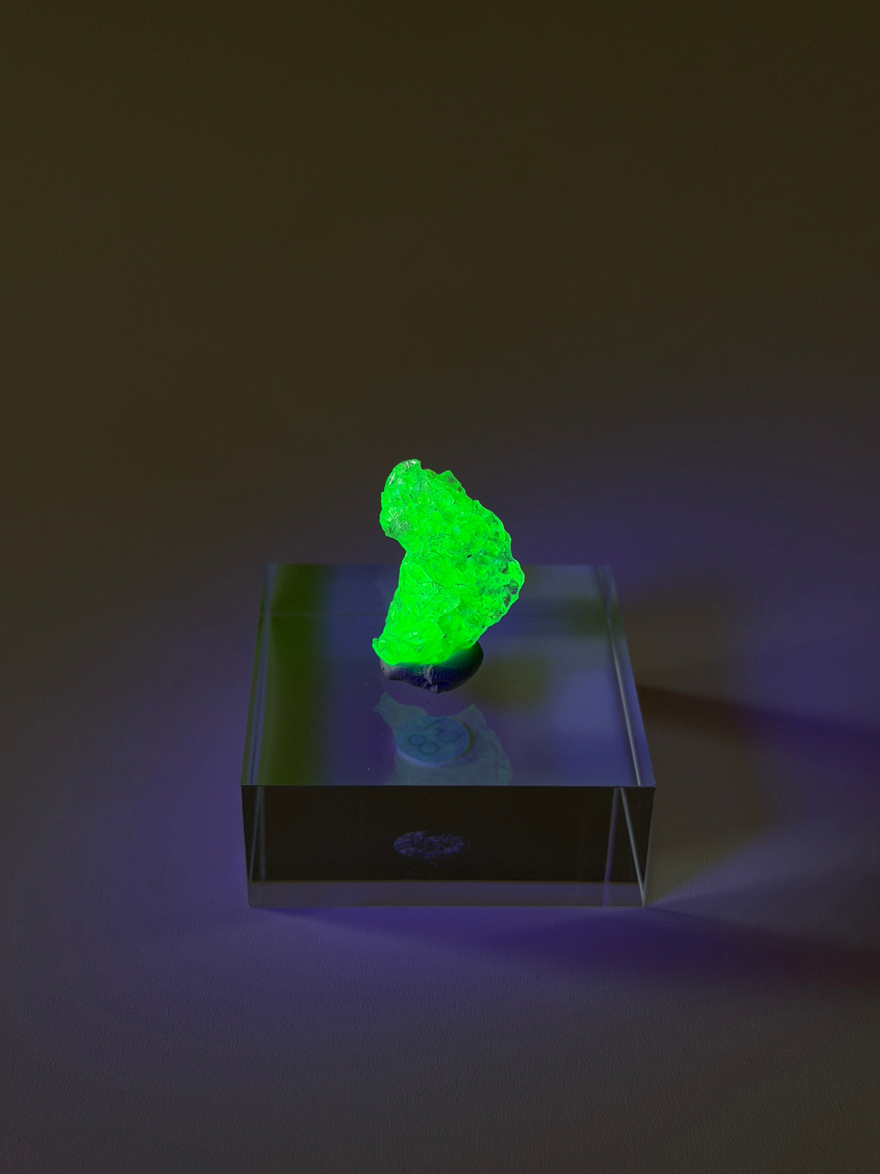 Hyalit Opal | starke UV-Reaktion | Medium