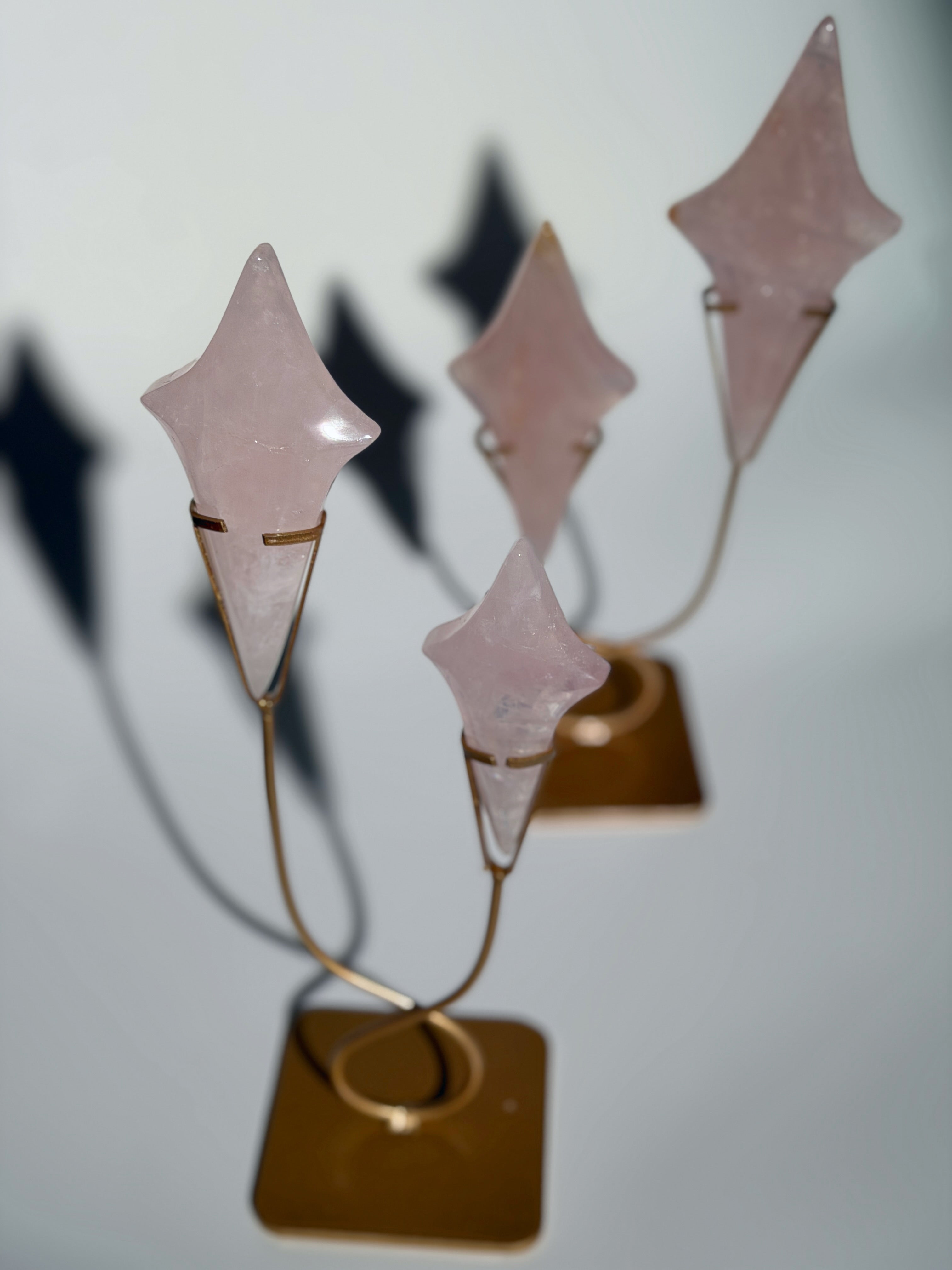 Rosenquarz Sternli auf goldenem Stand