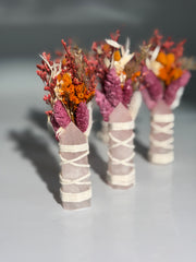 Rosenquarz Turm mit Trockenblumen