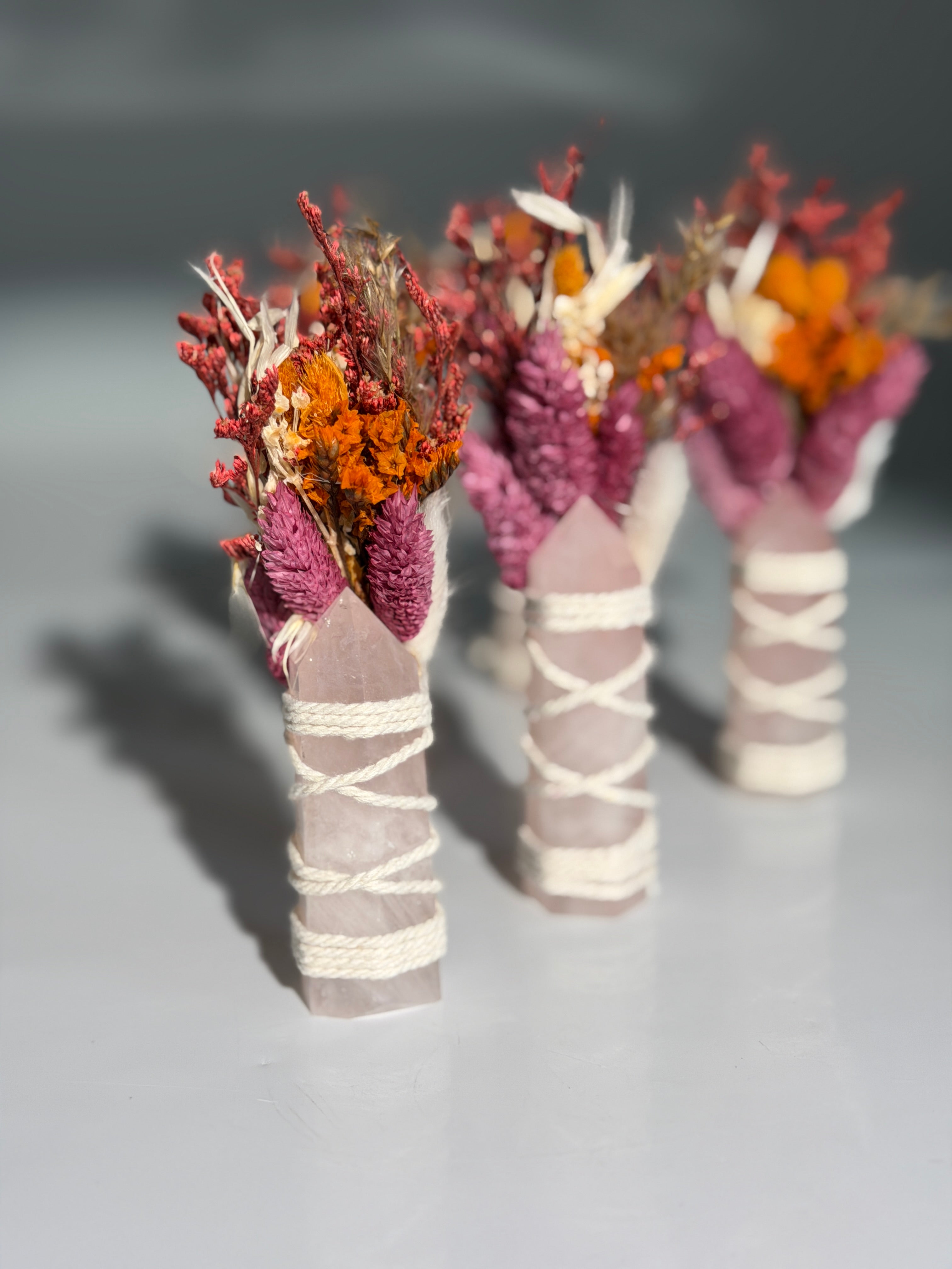 Rosenquarz Turm mit Trockenblumen