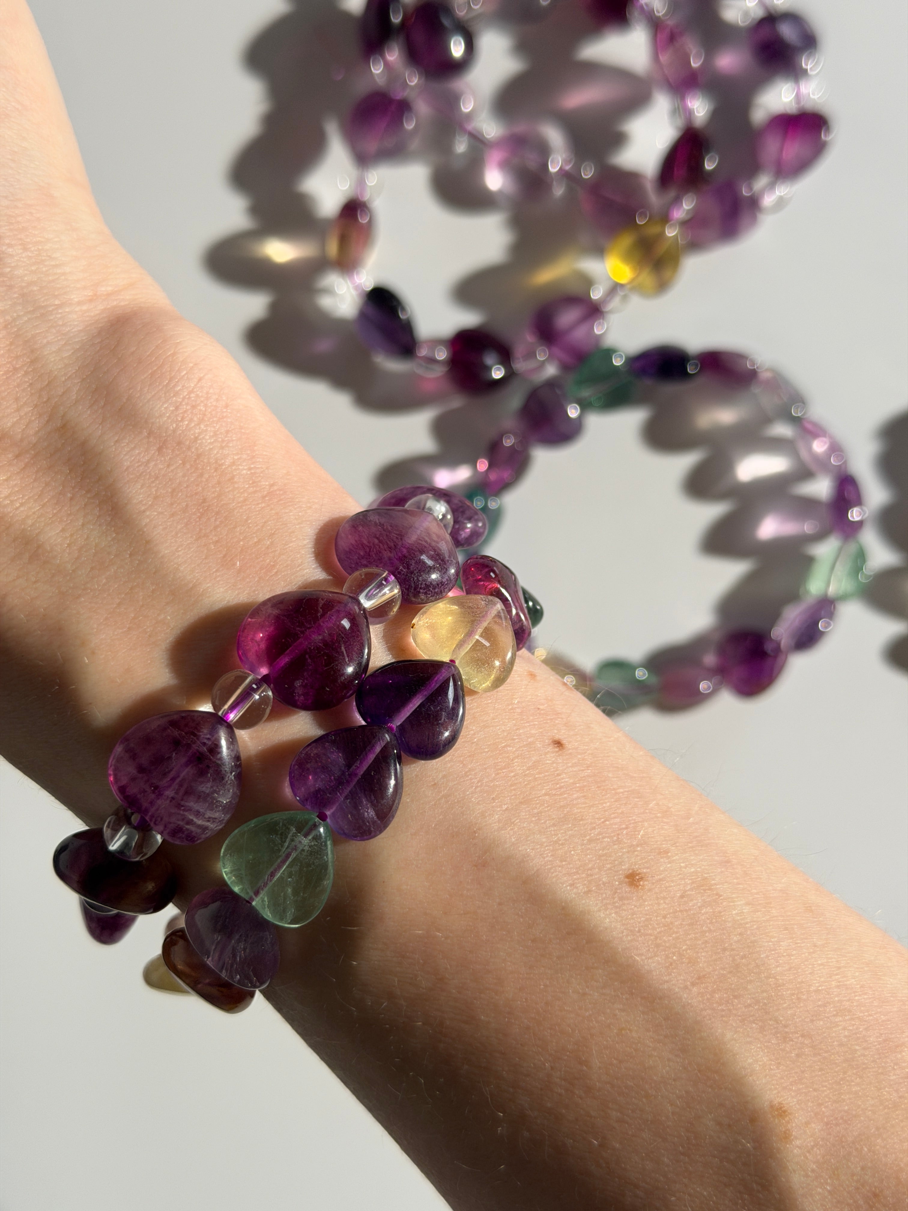 Regenbogenfluorit Herzarmband