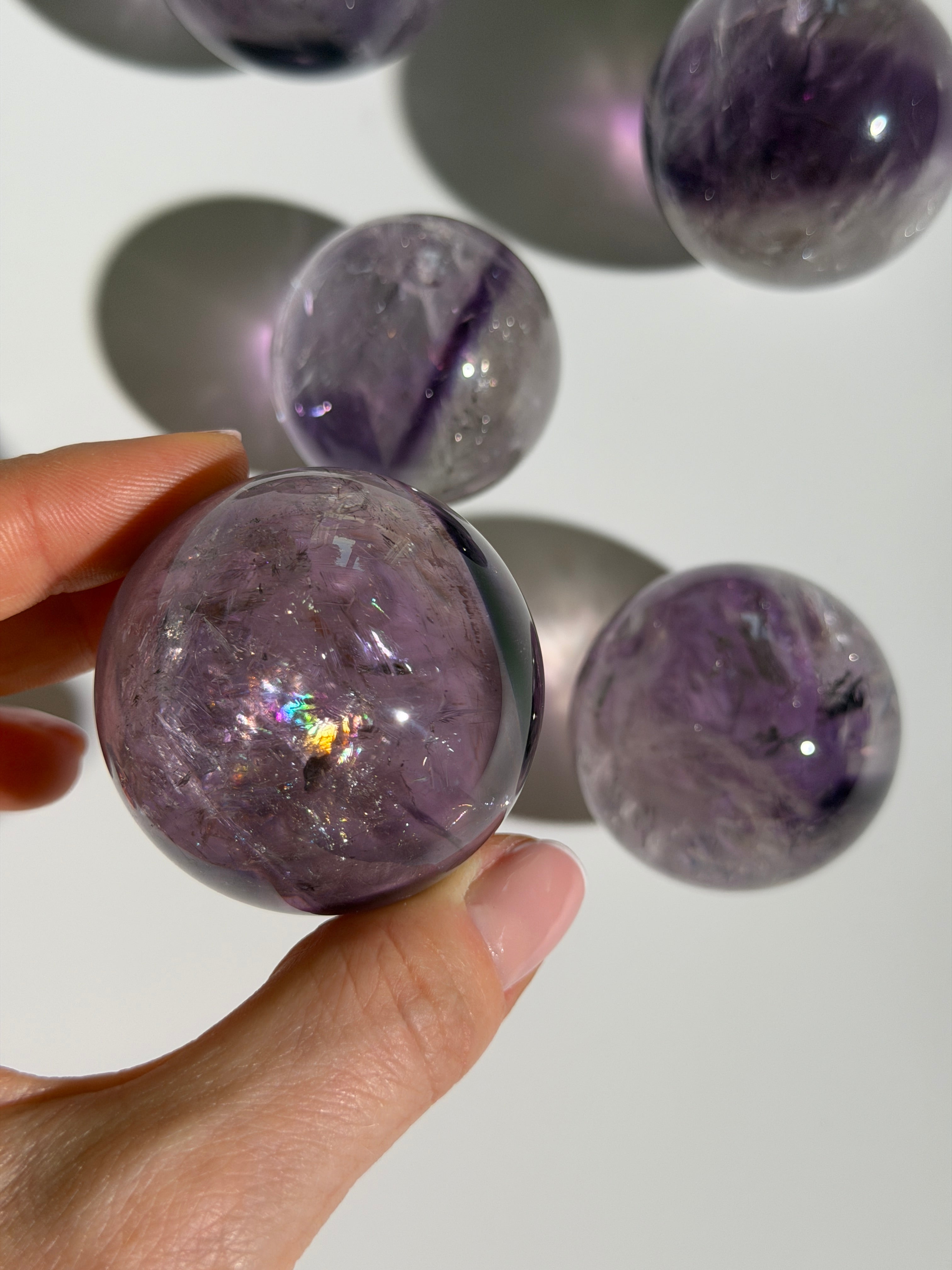 Glassy Amethyst Kugel mit Regenbögen