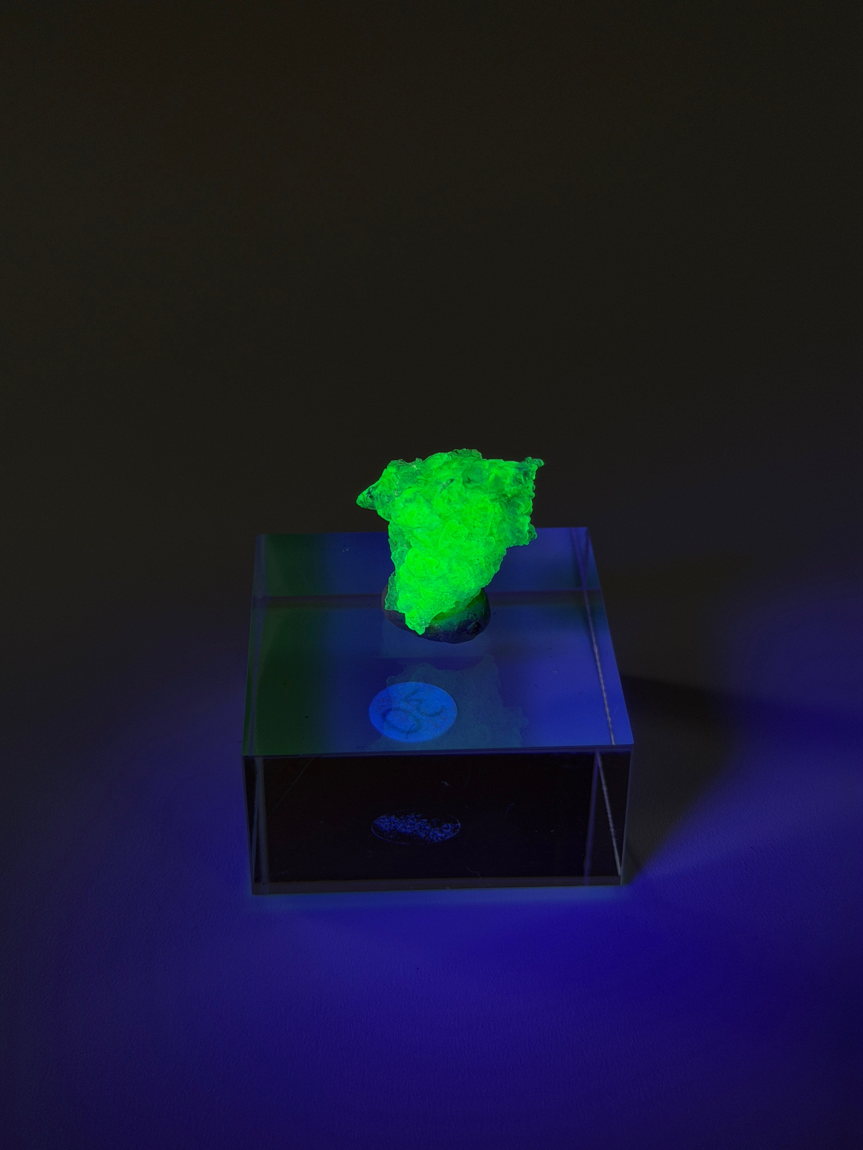 Hyalit Opal | starke UV-Reaktion | small