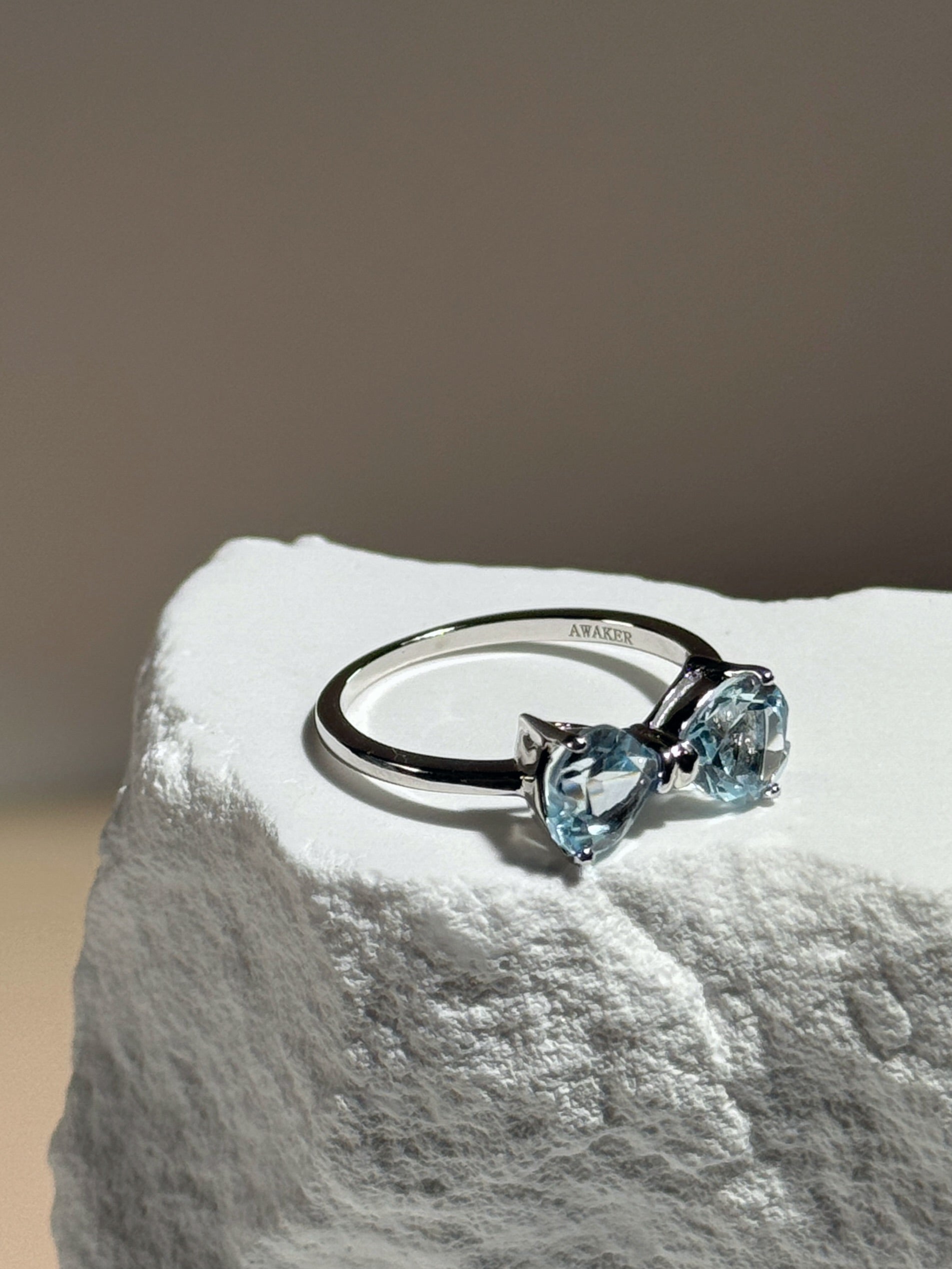 Blauer Topas Ring „Bow“