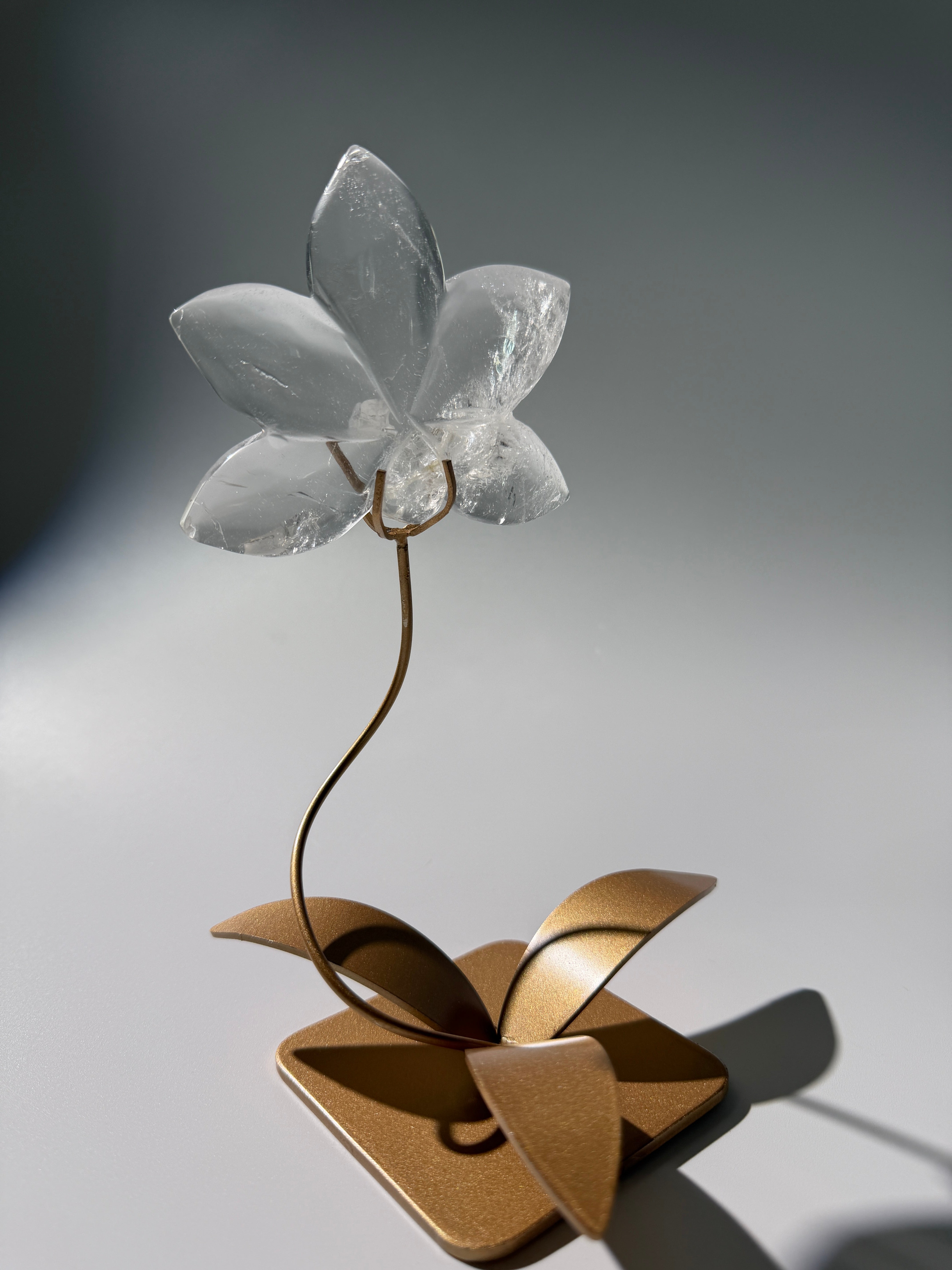 Bergkristall Lotusblüte auf goldener Halterung
