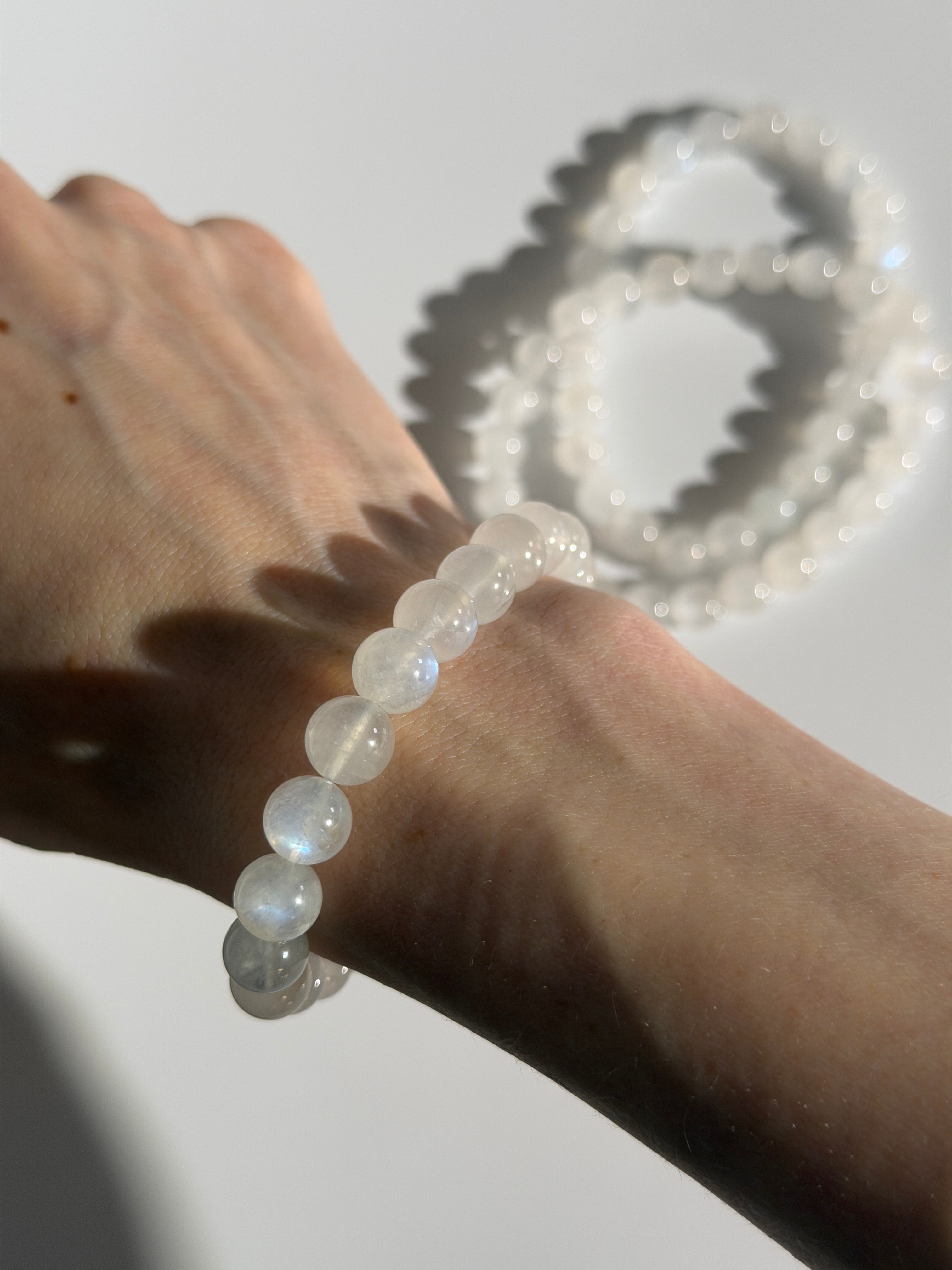 Weißer Labradorit / Mondstein Kugelarmband