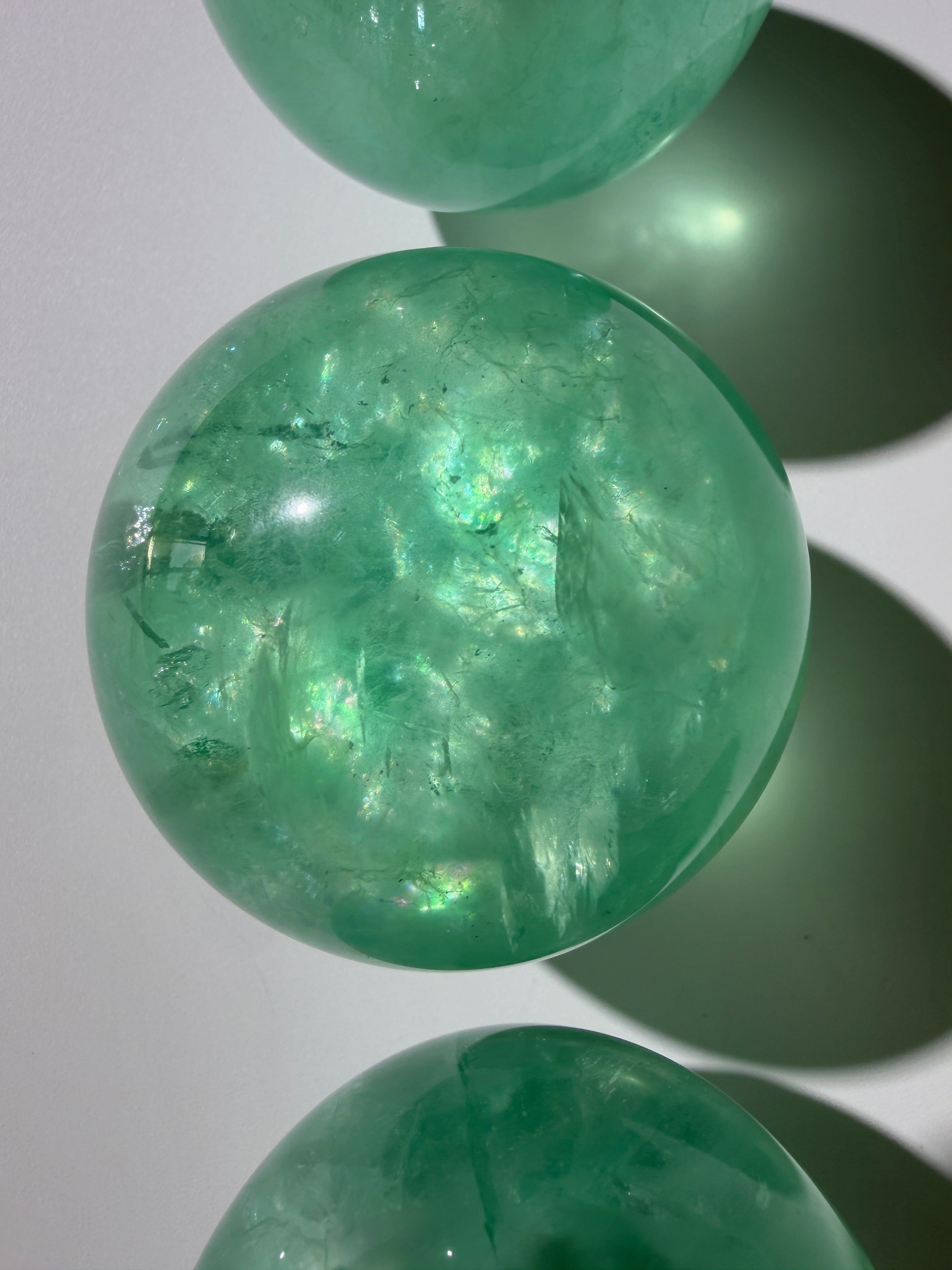 Apple Fluorit Kugel mit Regenbögen | UV-Aktiv