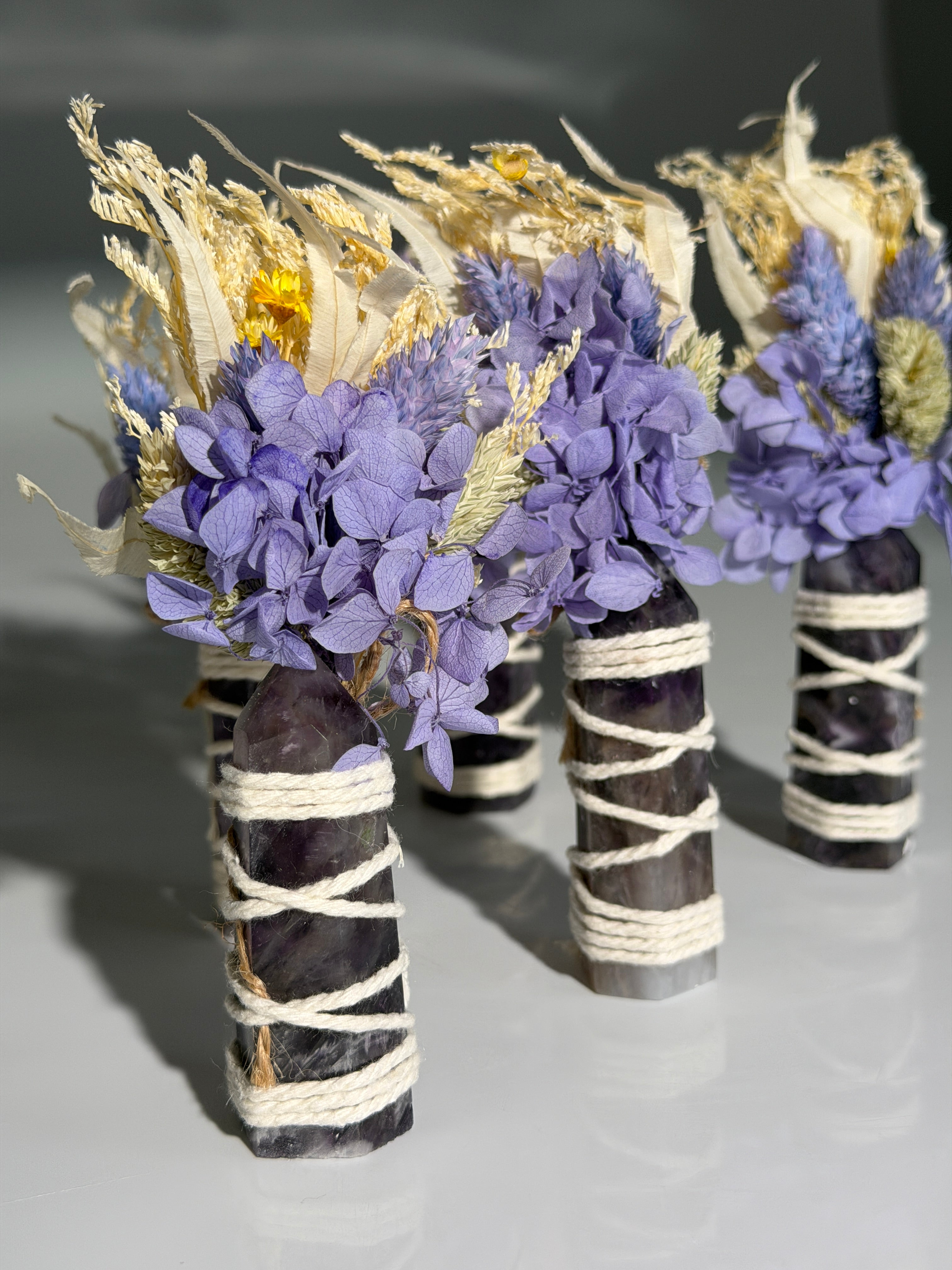 Amethyst Turm mit Trockenblumen