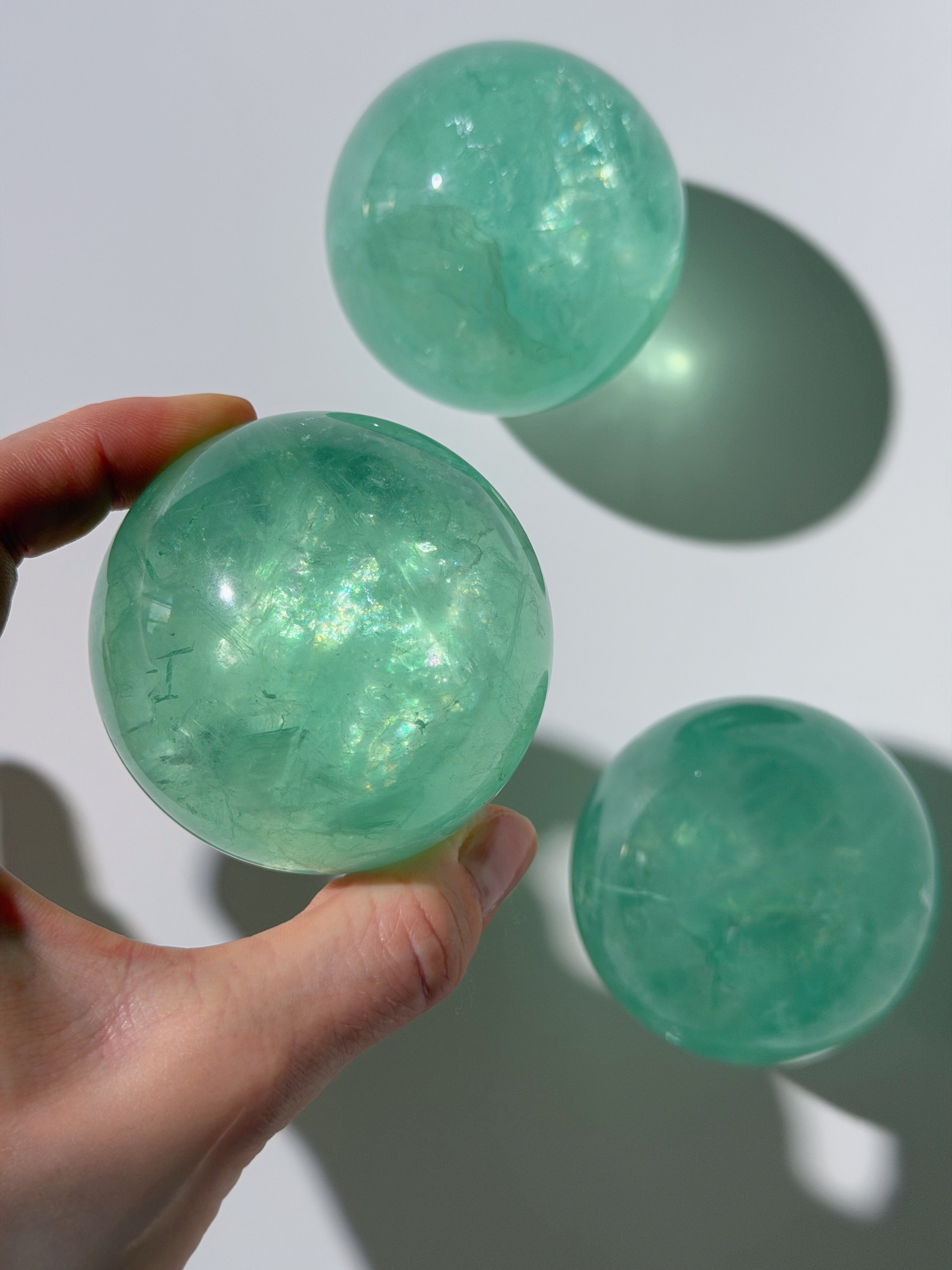 Apple Fluorit Kugel mit Regenbögen | UV-Aktiv