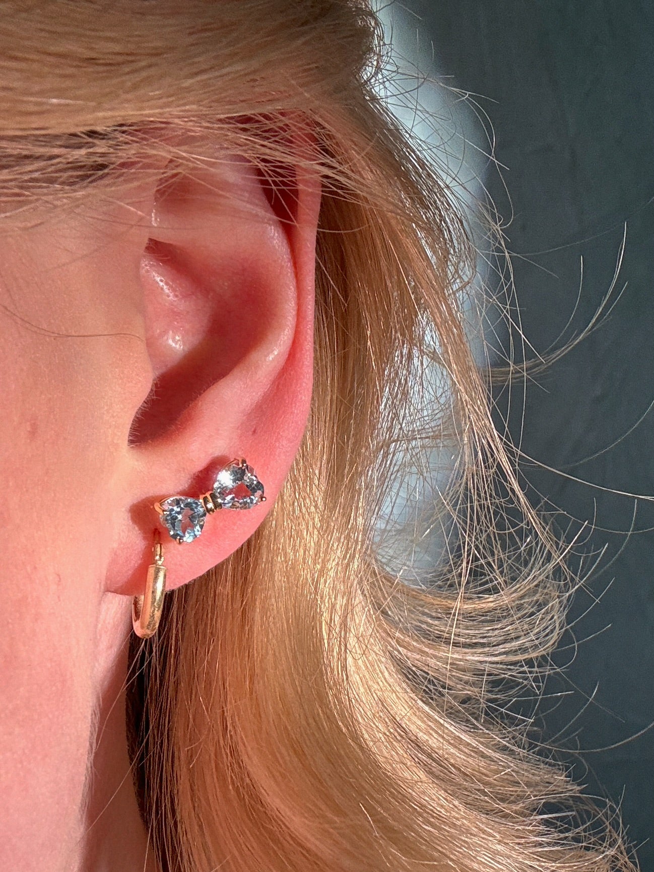 Blauer Topas Ohstecker „Bow“ - Gold