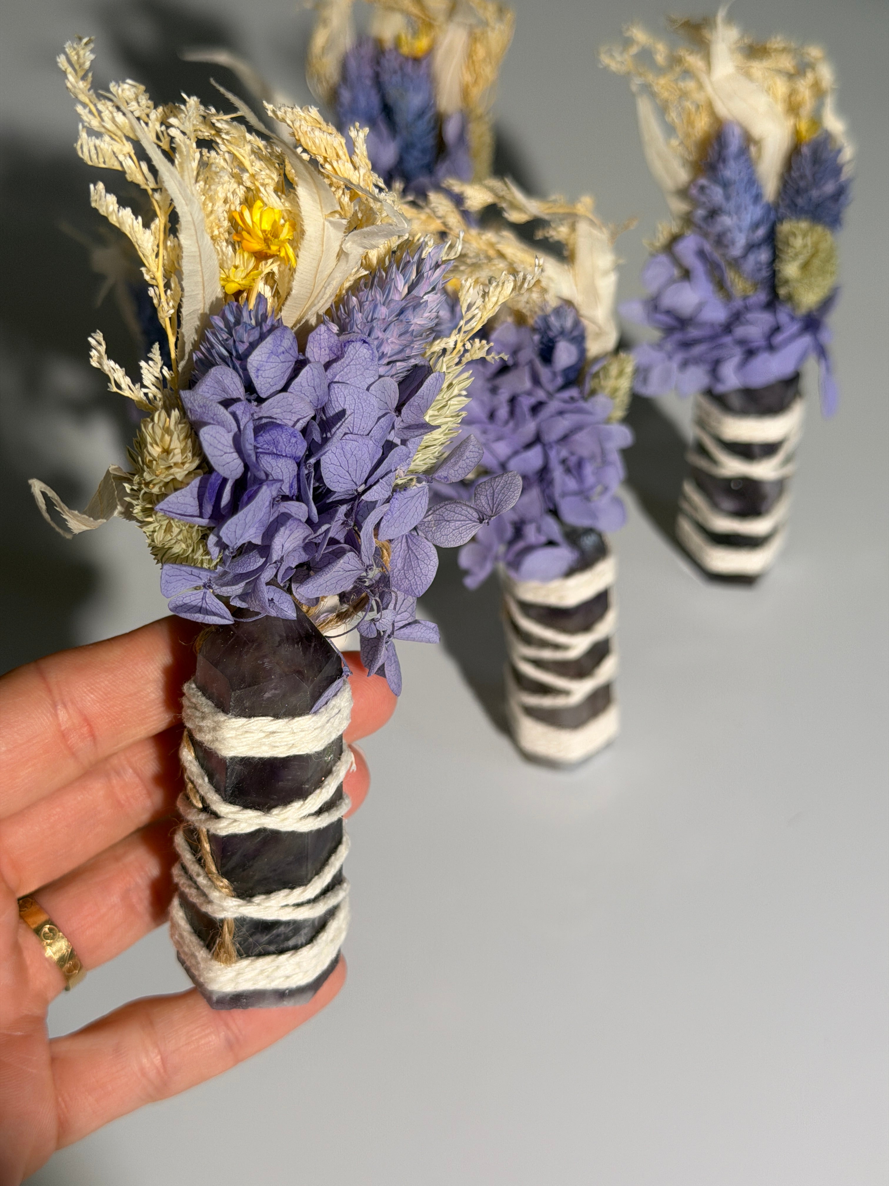 Amethyst Turm mit Trockenblumen
