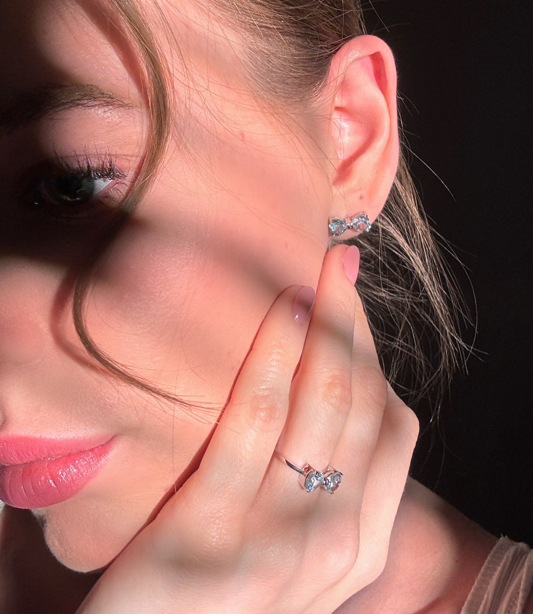Blauer Topas Ohrstecker „Bow“