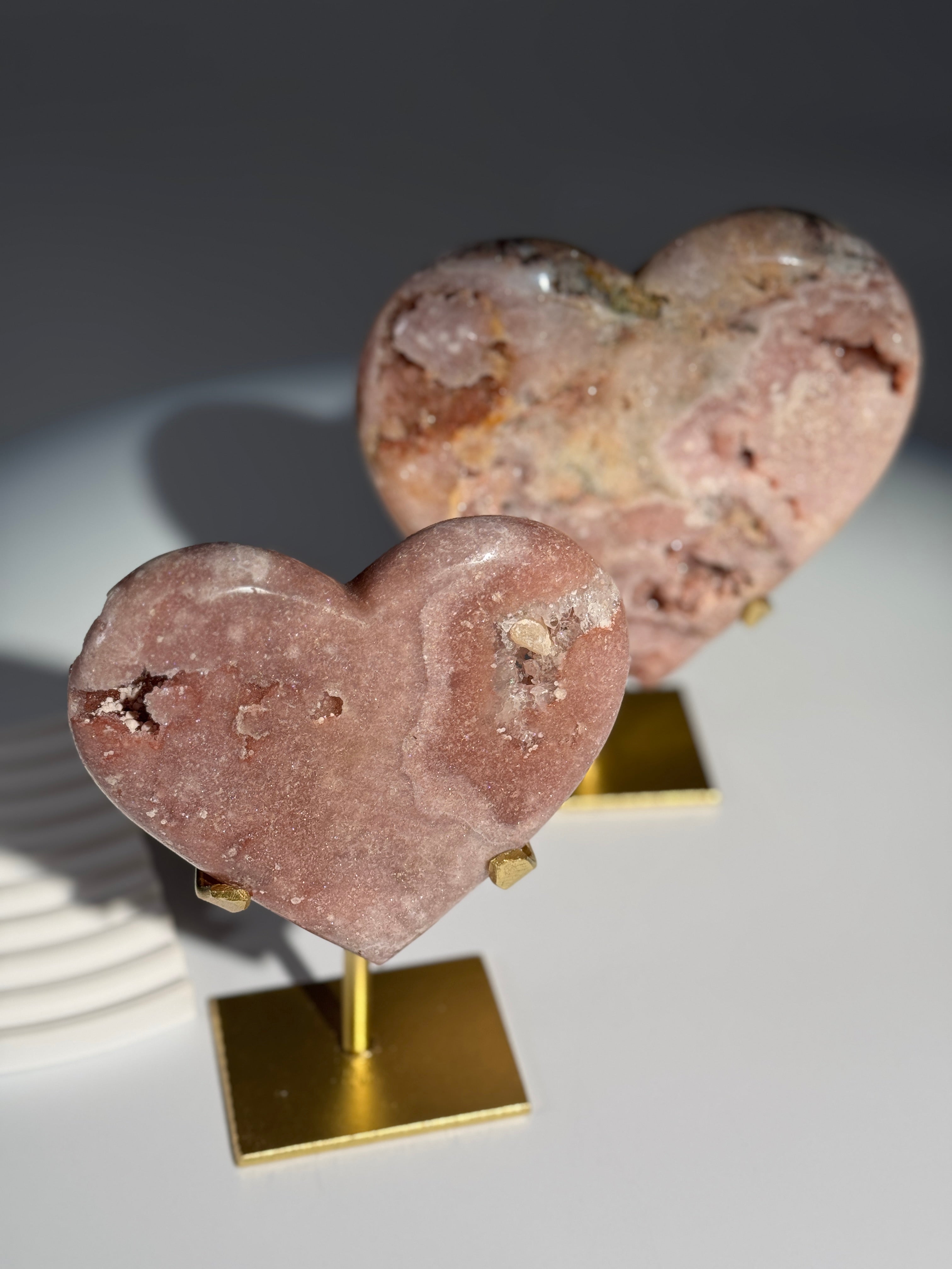 Pink Amethyst Herz auf goldener Halterung