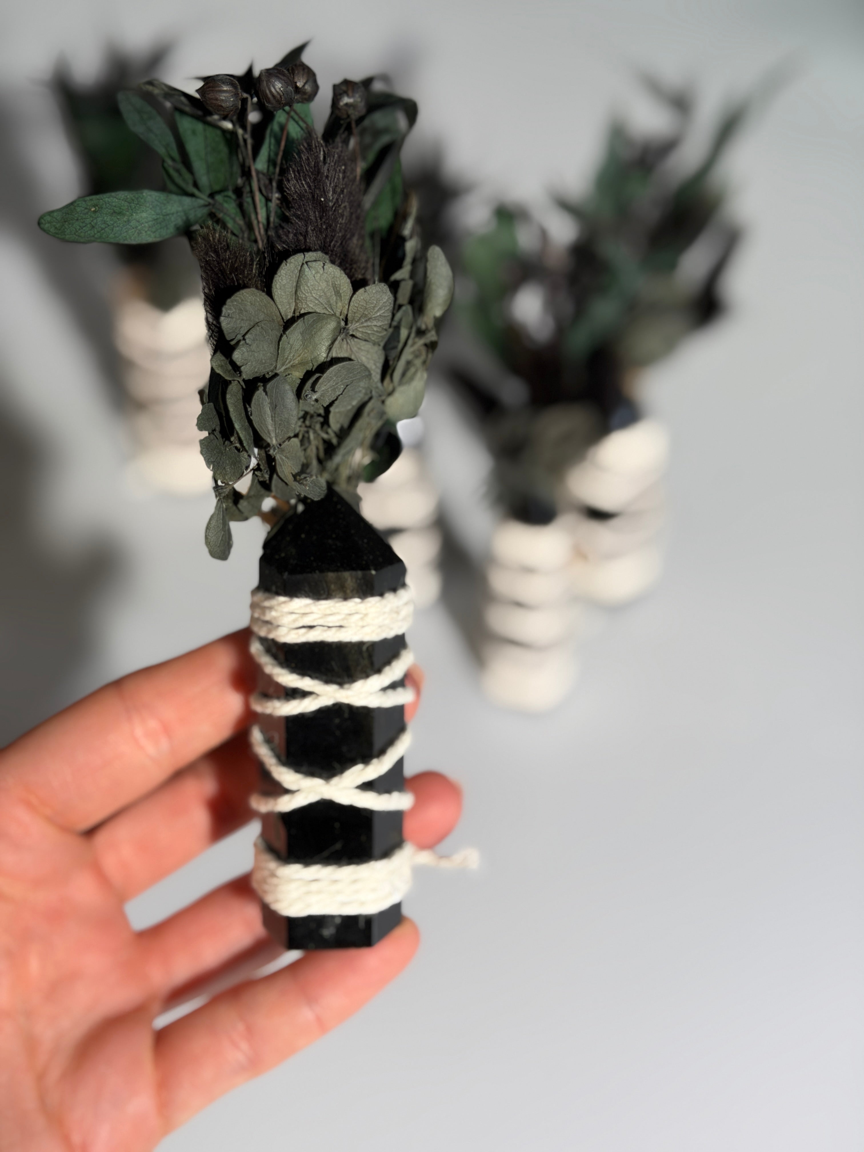 Obsidian Turm mit Trockenblumen