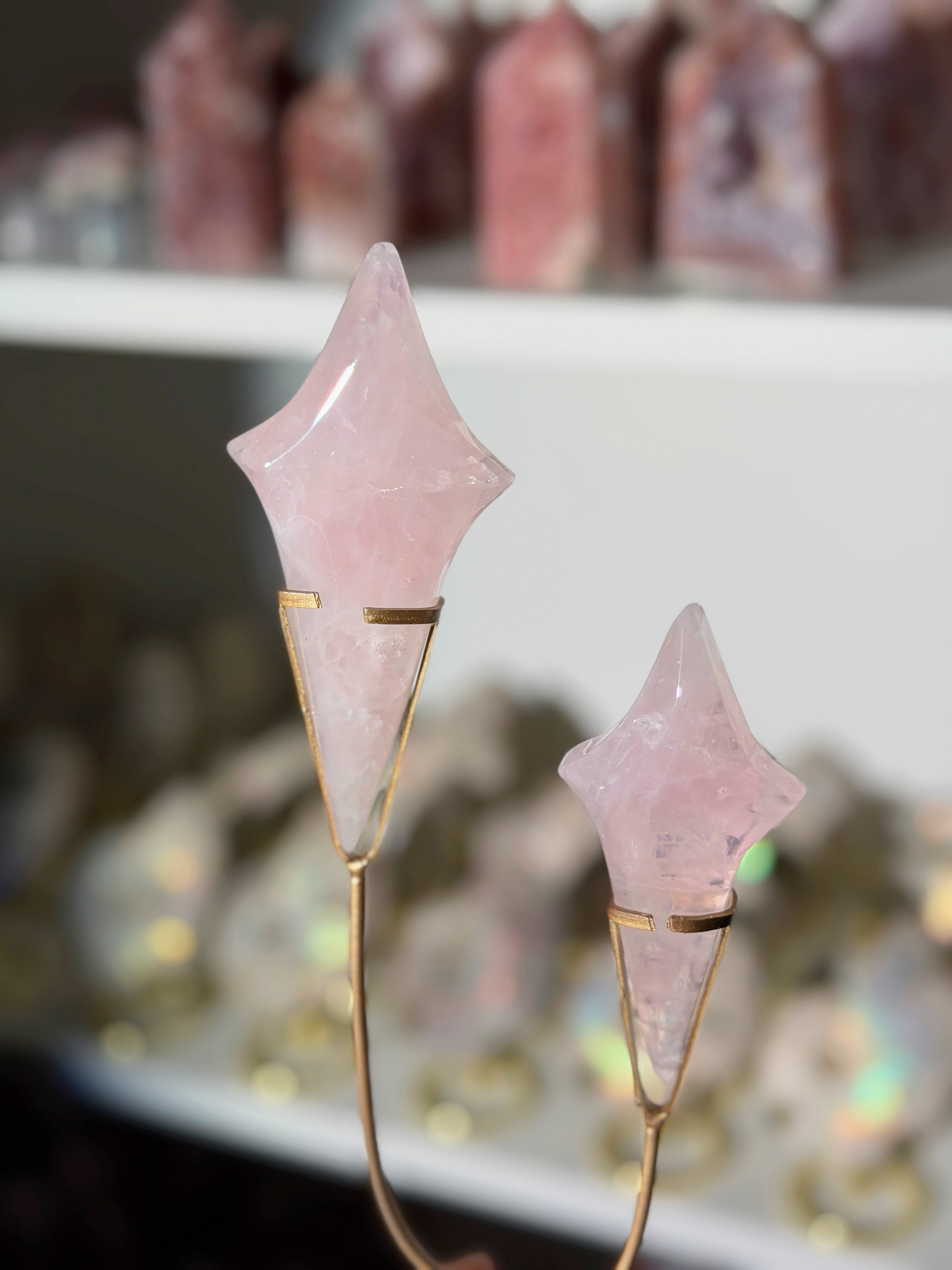 Rosenquarz Sternli auf goldenem Stand
