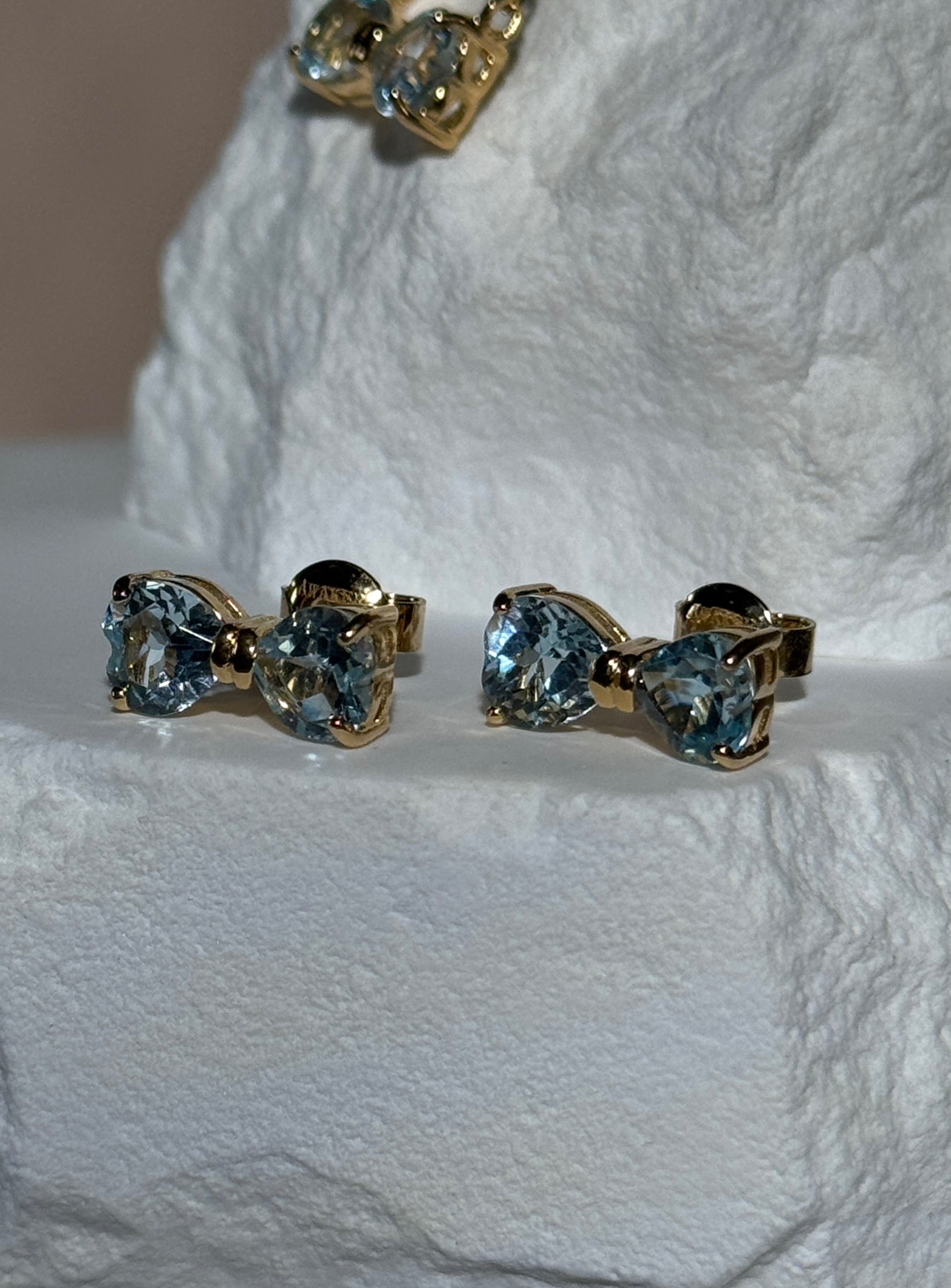 Blauer Topas Ohstecker „Bow“ - Gold