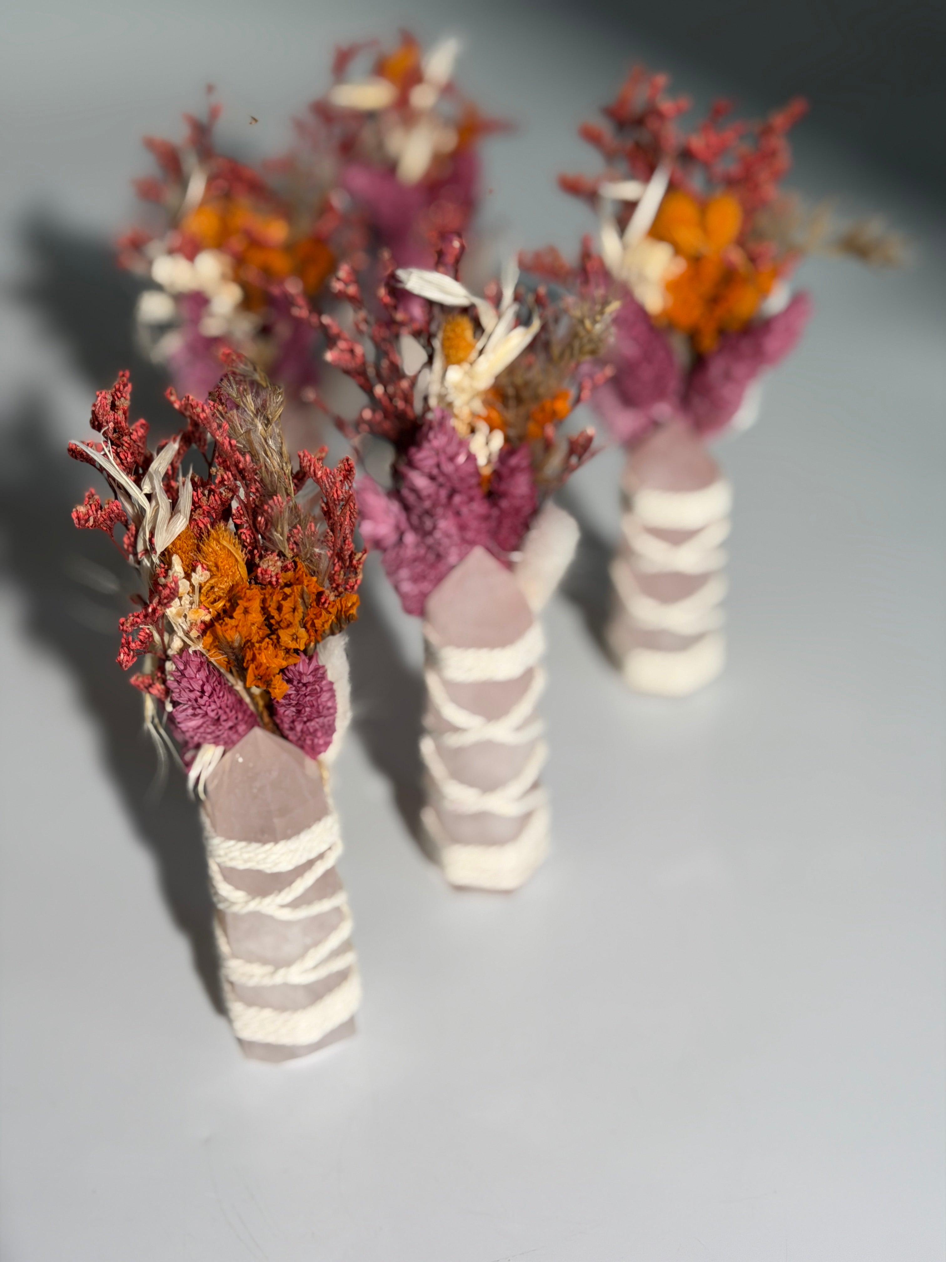 Rosenquarz Turm mit Trockenblumen