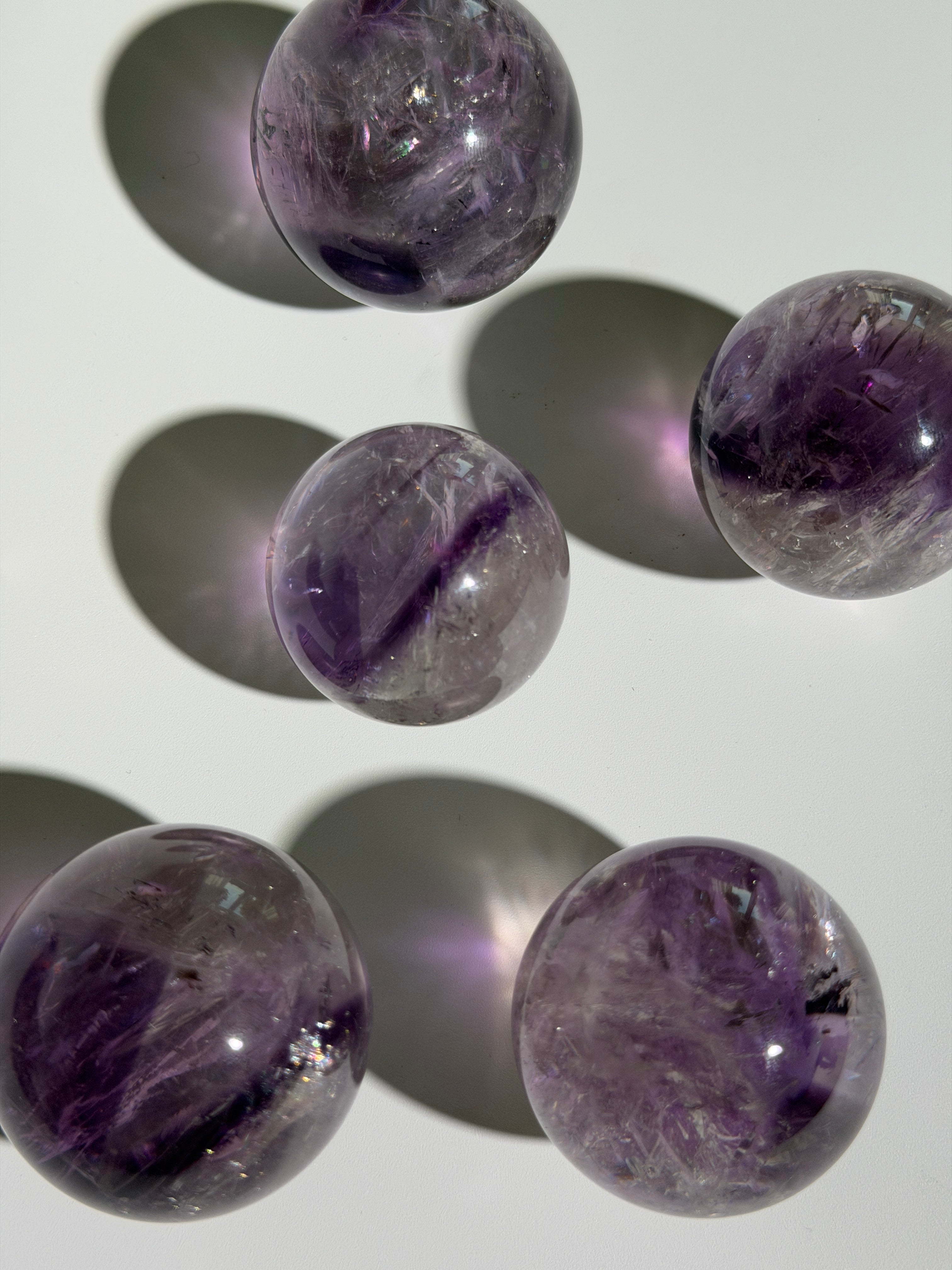Glassy Amethyst Kugel mit Regenbögen