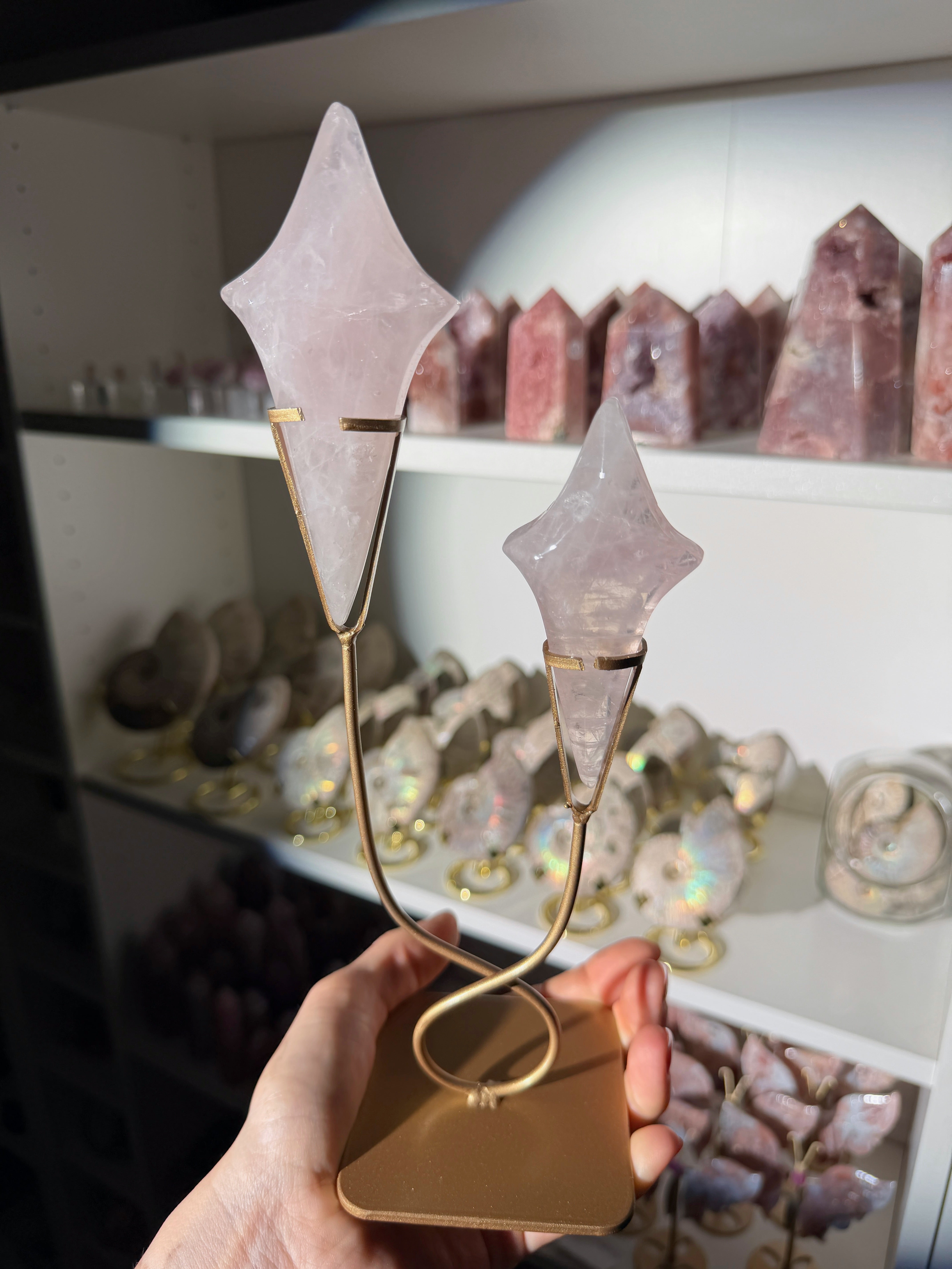 Rosenquarz Sternli auf goldenem Stand