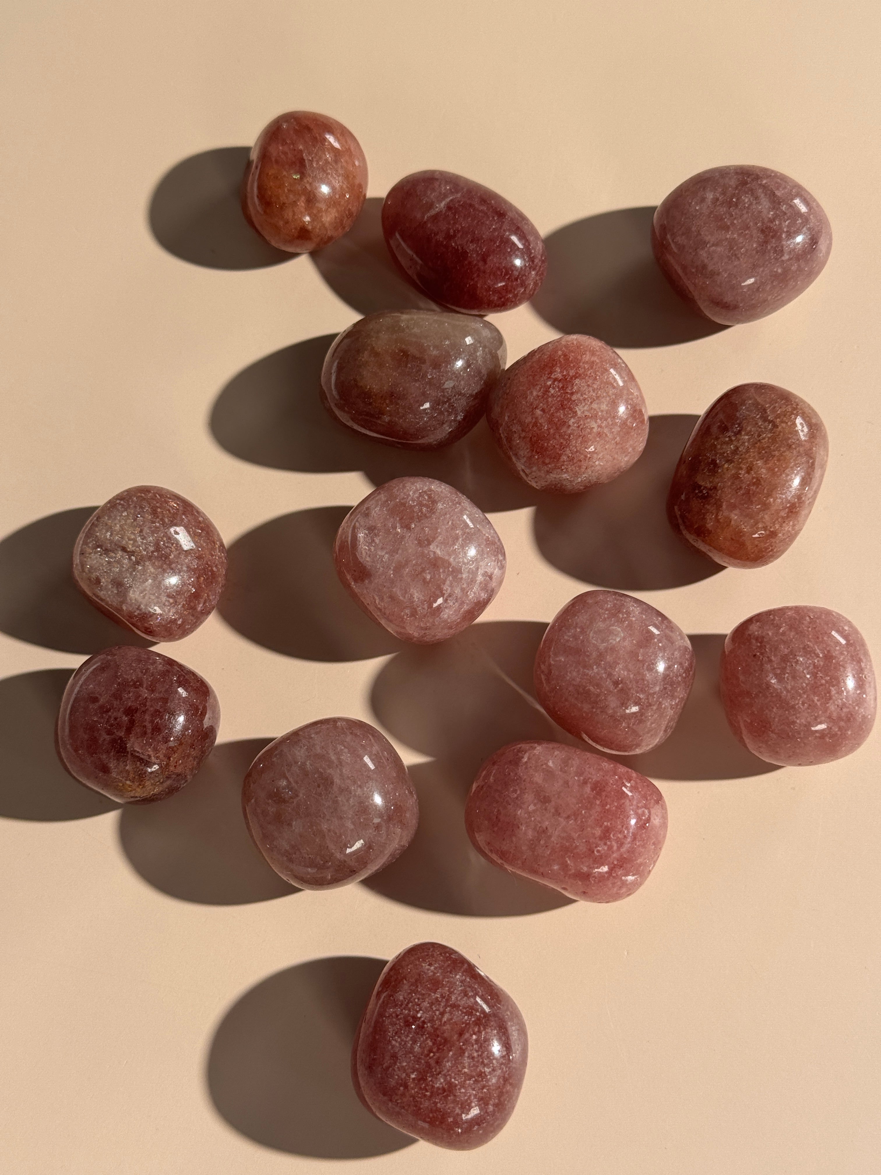 Erdbeerquarz Trommelstein