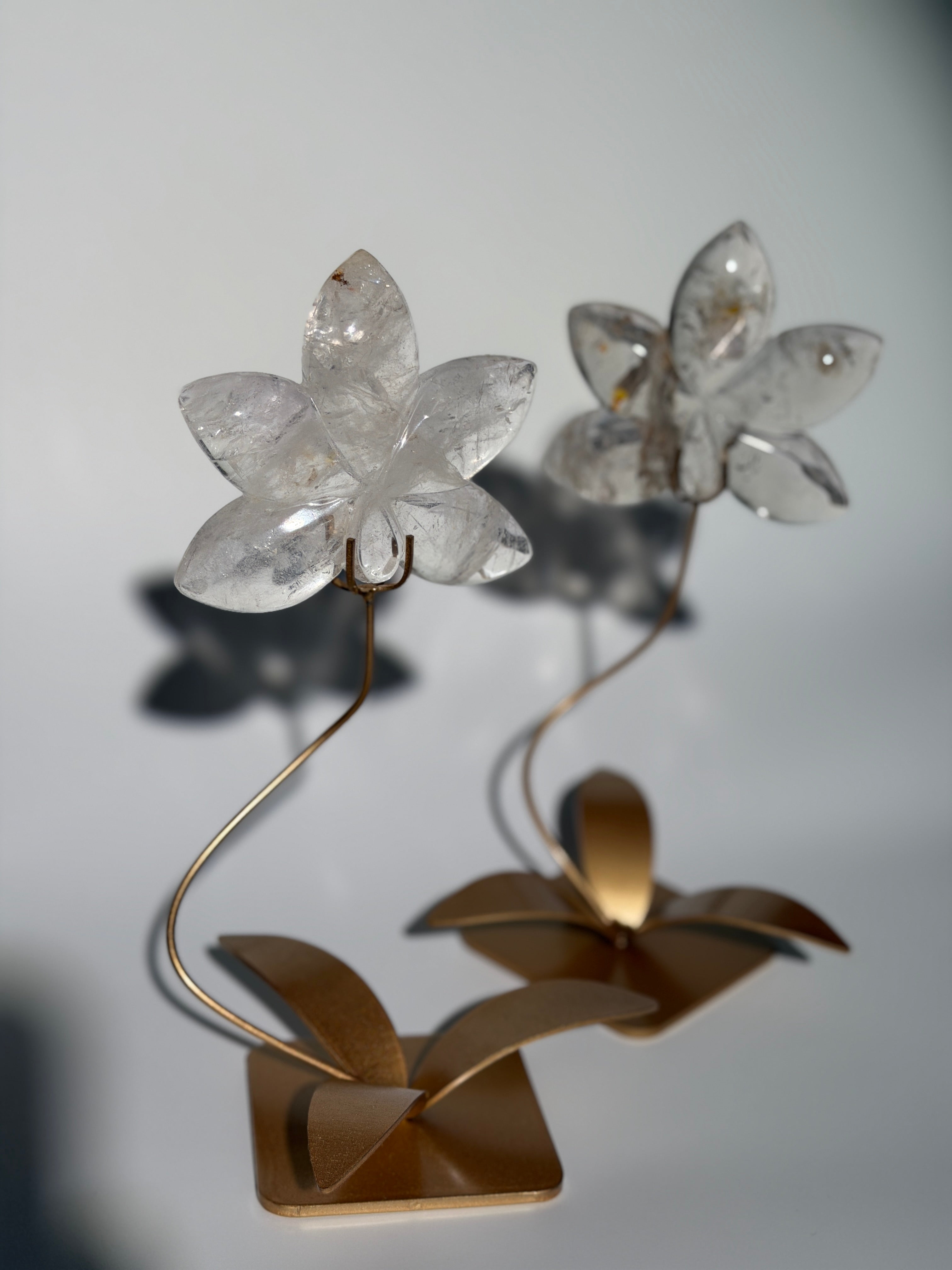 Bergkristall Lotusblüte auf goldener Halterung