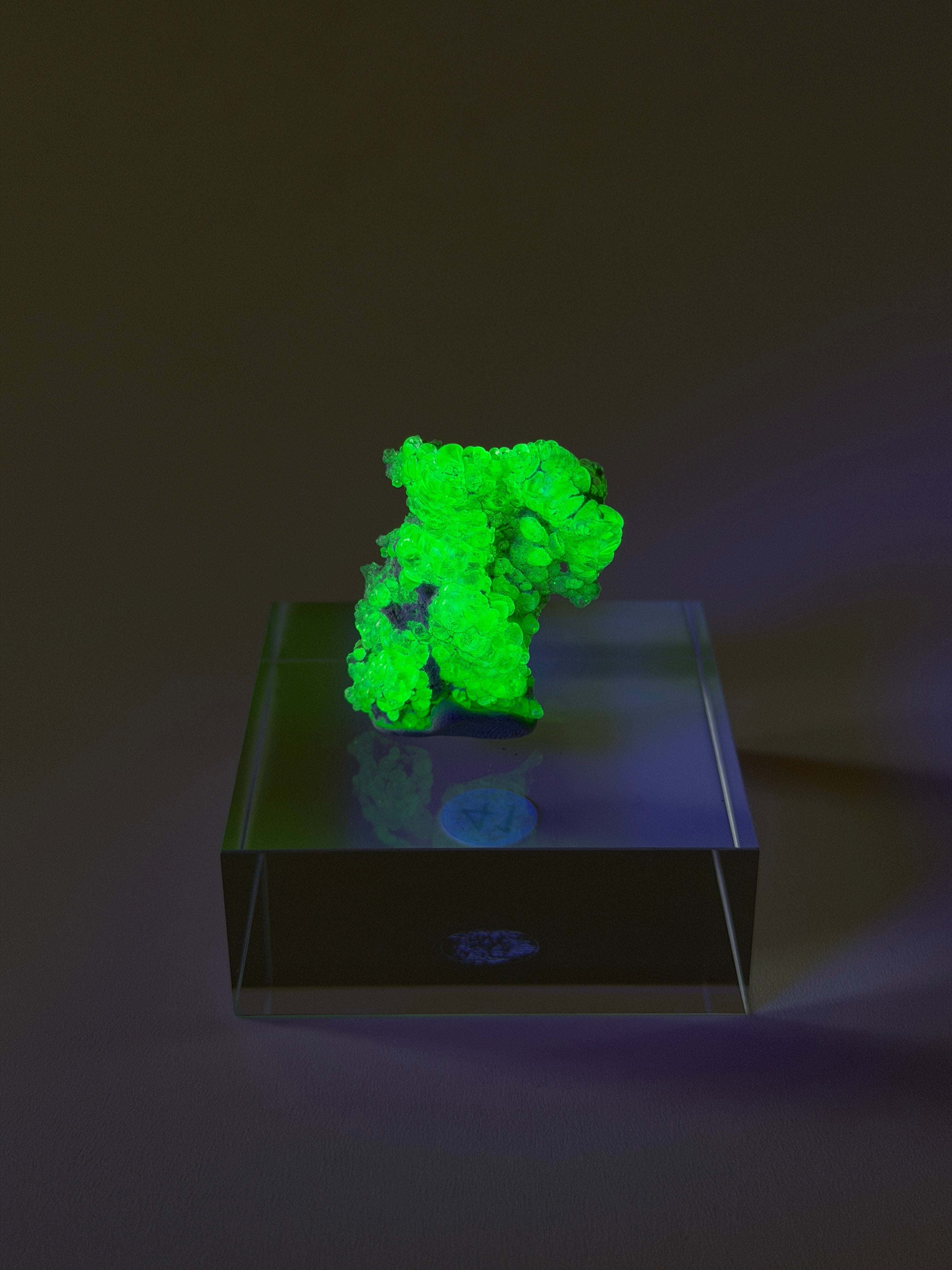 Hyalit Opal | starke UV-Reaktion | Medium