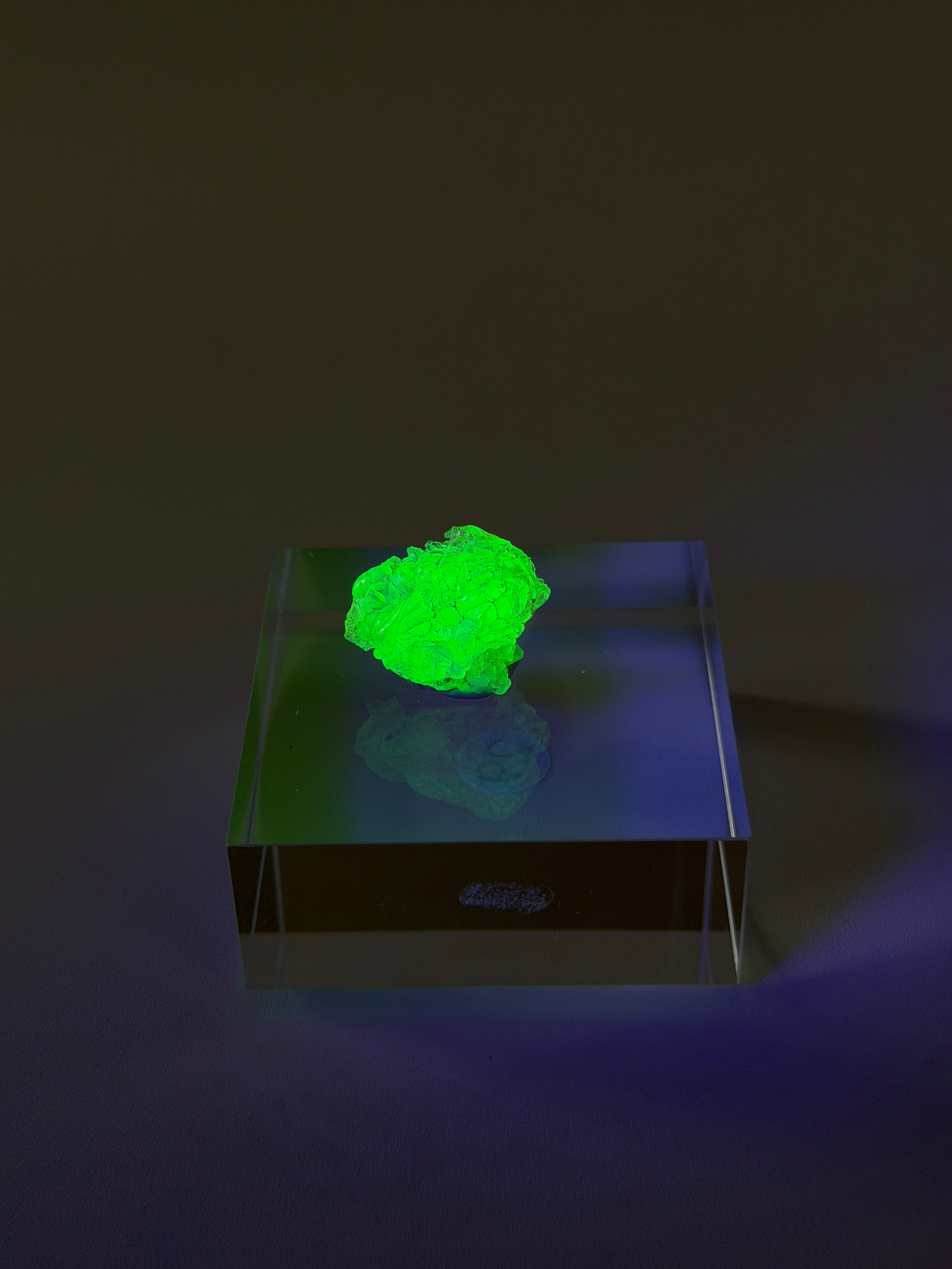 Hyalit Opal | starke UV-Reaktion | small